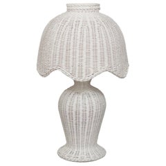 1970's Weiße Weidengeflecht-Tischlampe mit Wellenschliff