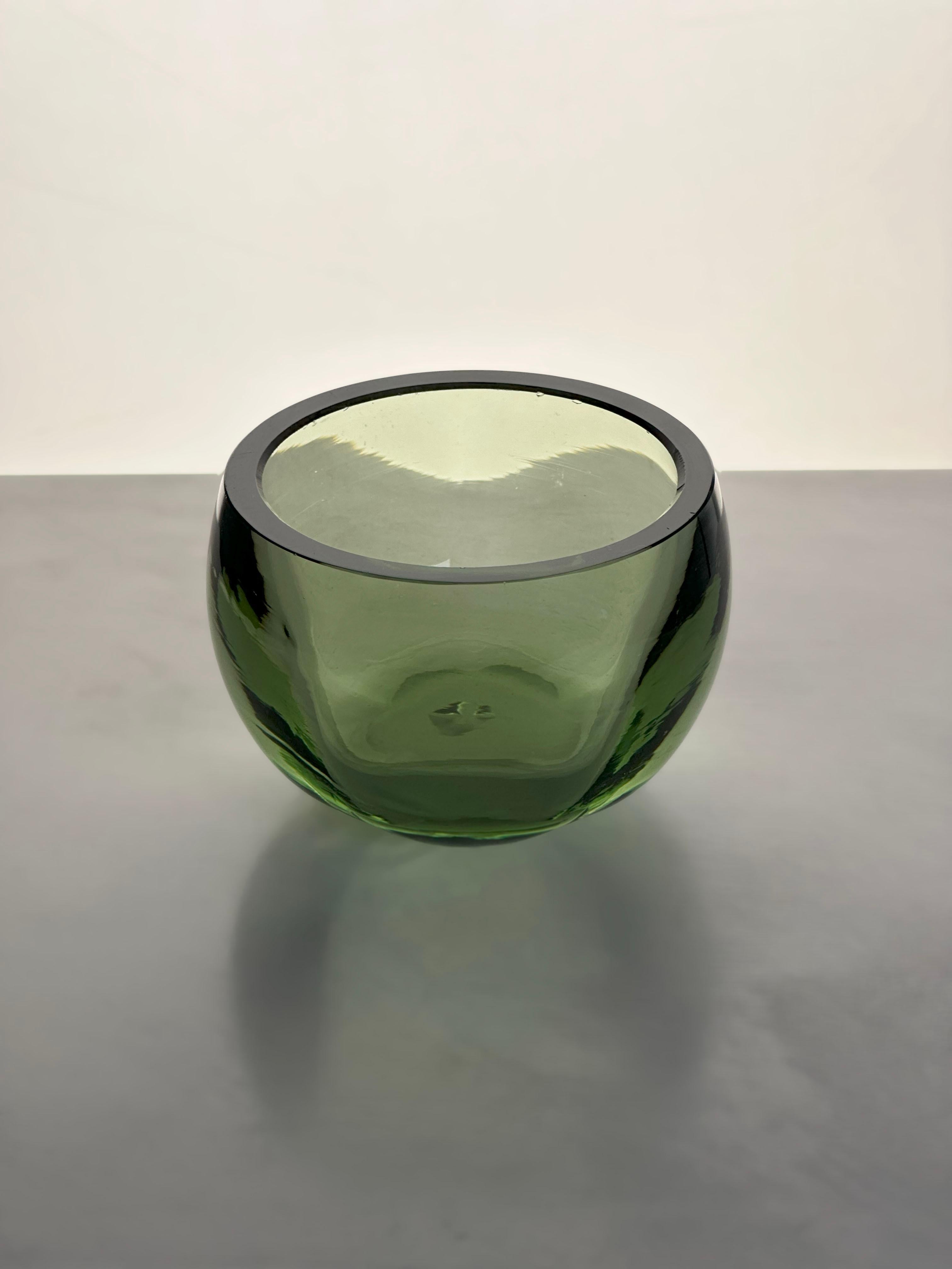Ein kleiner Votivkerzenhalter aus grünem Glas, der 1954 von der renommierten englischen Glasmanufaktur Whitefriars hergestellt wurde und einen hohen Sammlerwert hat. 

Das Stück in der begehrten Farbe 