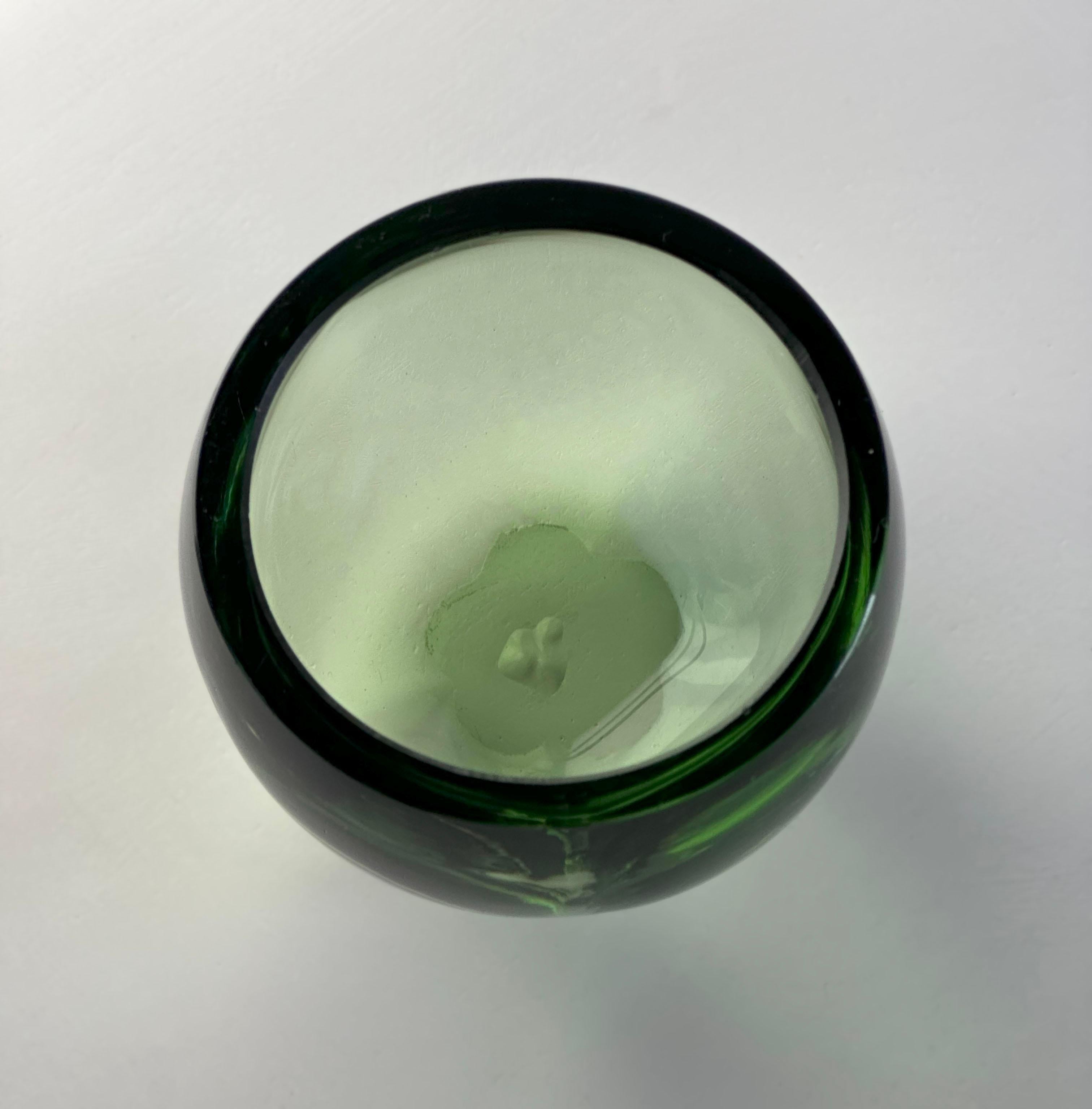 Weißfriars Votive-Kerzenhalter aus Meeresgrünem Glas, Modell:9394, 1954 im Zustand „Gut“ im Angebot in Glasgow, GB