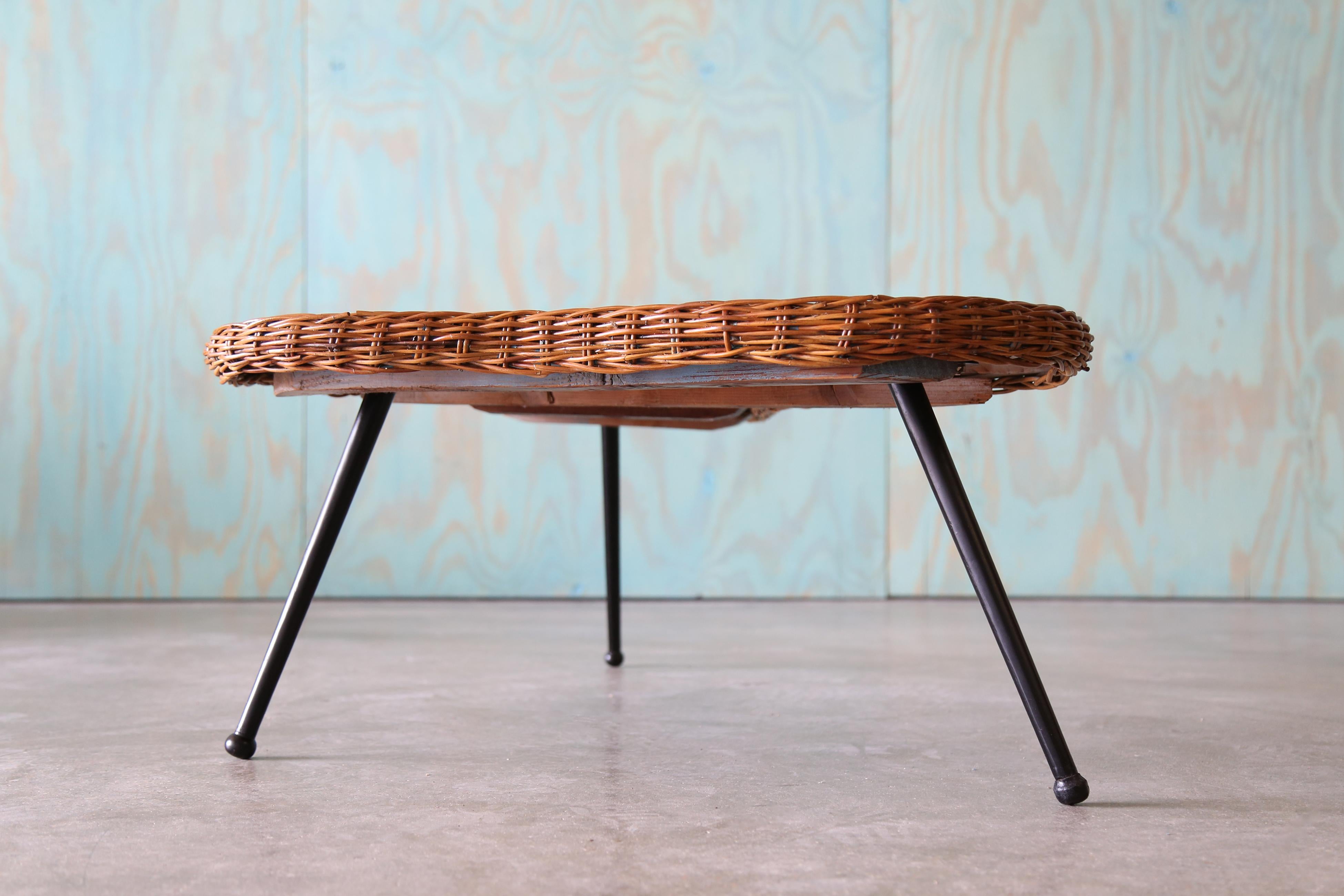 1970 Table basse Amoeba en osier sur pieds en fer French Design, Gibbings, Perriand en vente 4