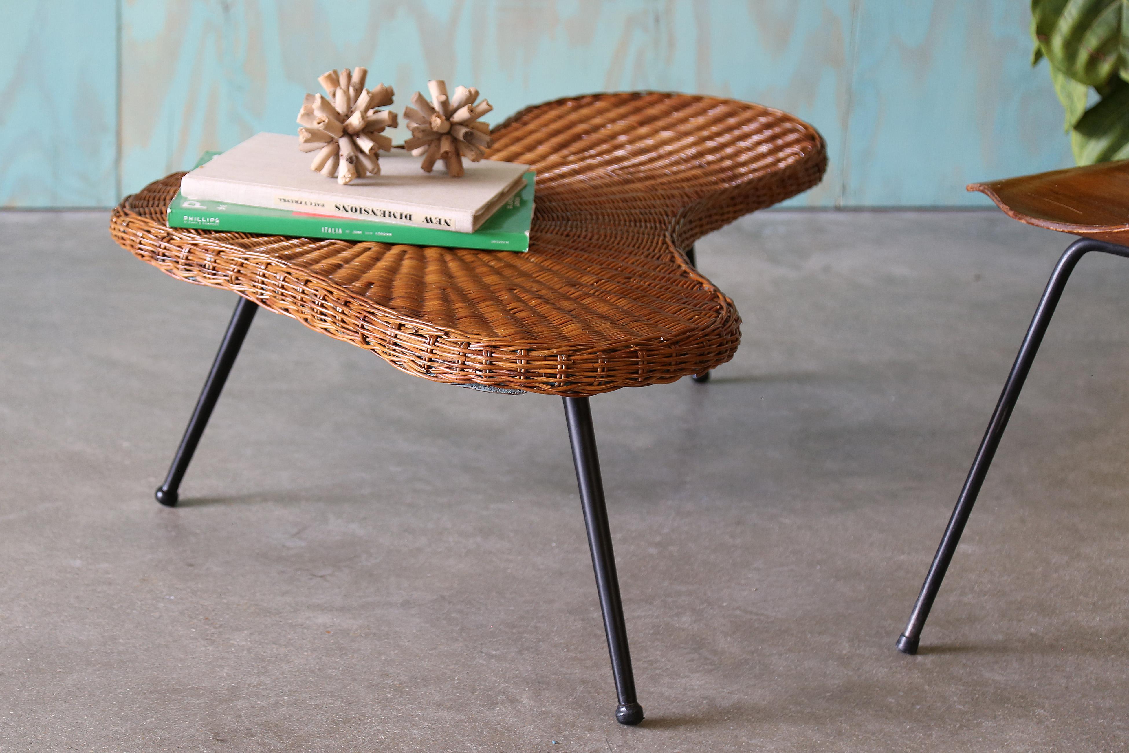 1970 Table basse Amoeba en osier sur pieds en fer French Design, Gibbings, Perriand en vente 6