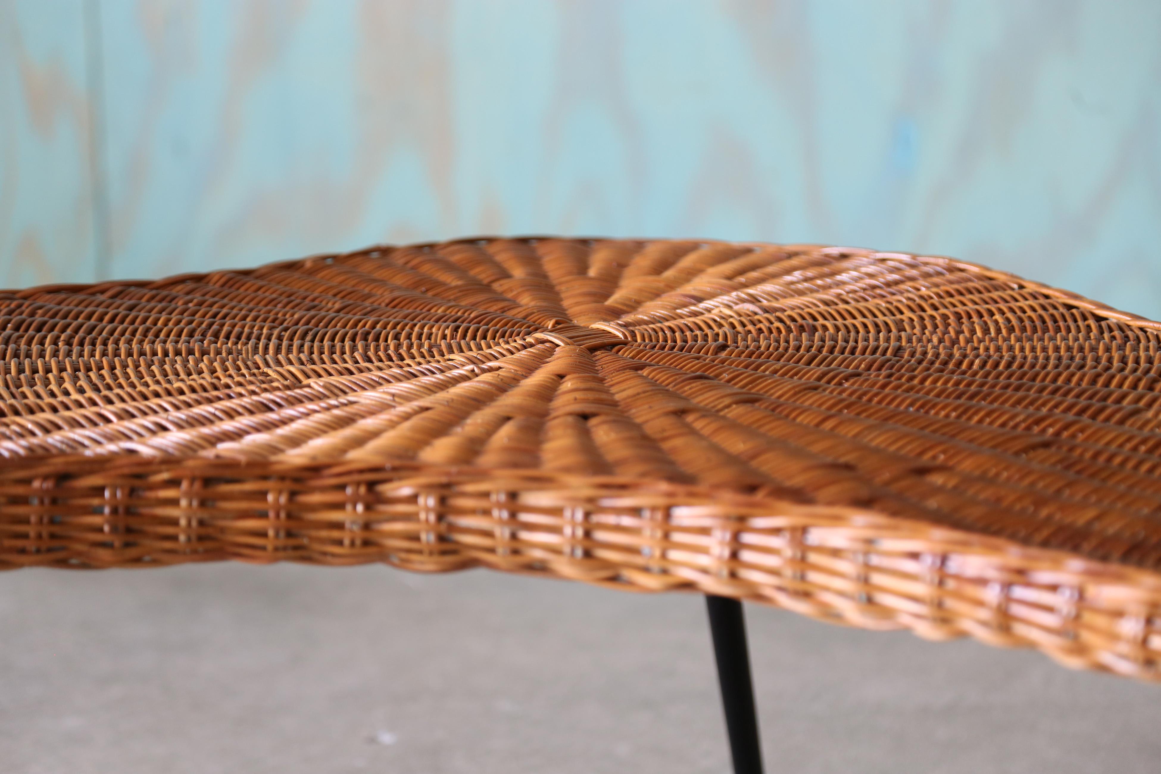 Mid-Century Modern 1970 Table basse Amoeba en osier sur pieds en fer French Design, Gibbings, Perriand en vente