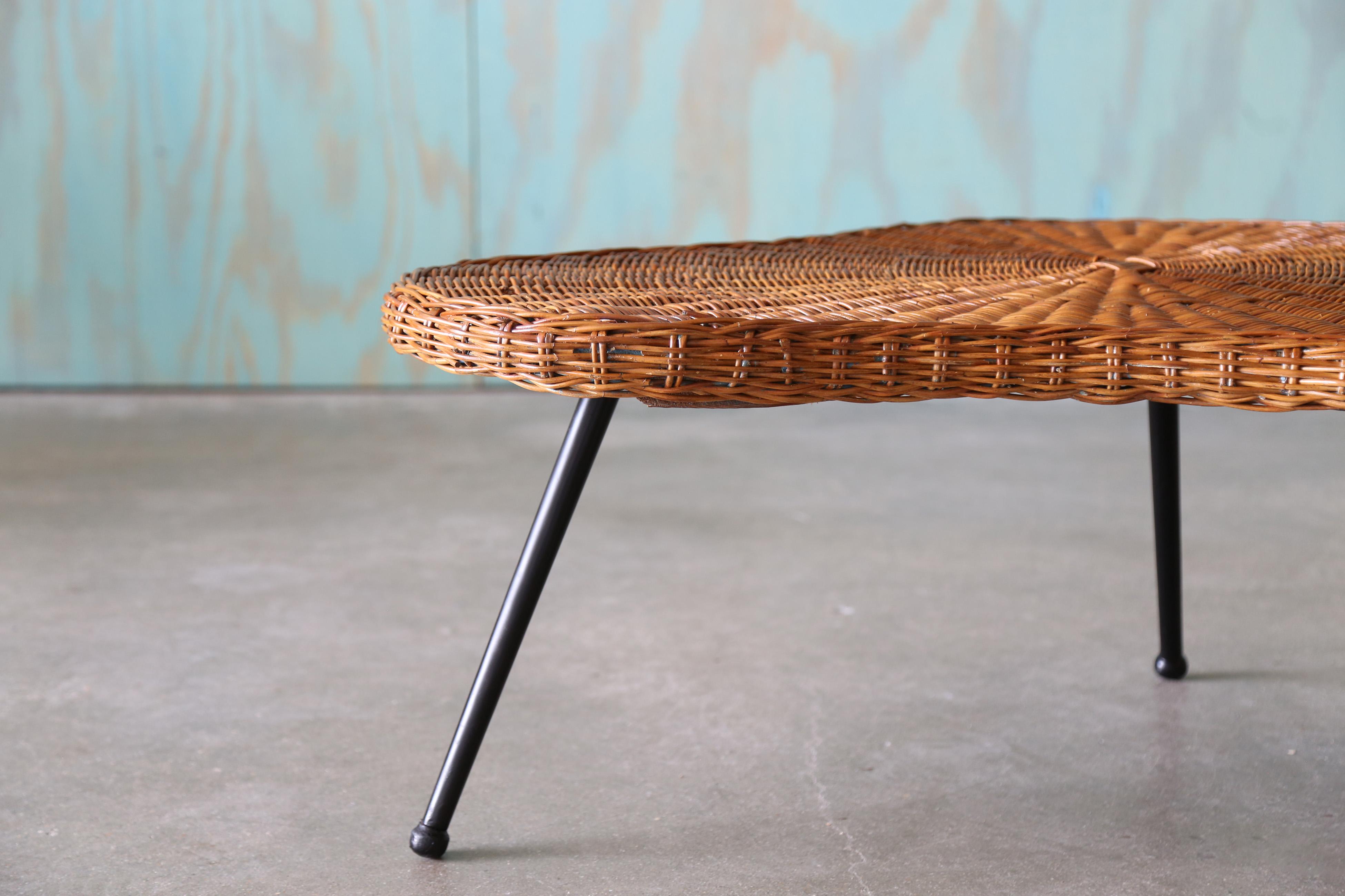 Français 1970 Table basse Amoeba en osier sur pieds en fer French Design, Gibbings, Perriand en vente