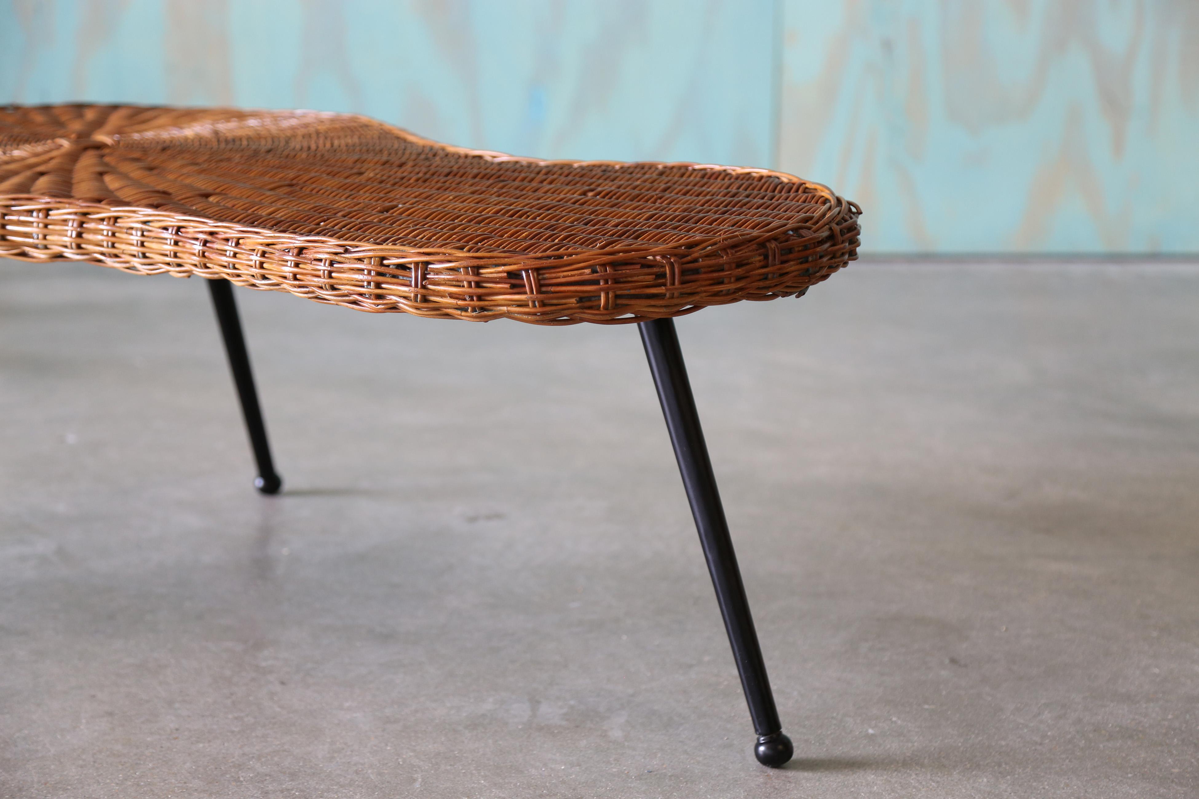 1970 Table basse Amoeba en osier sur pieds en fer French Design, Gibbings, Perriand Bon état - En vente à Virginia Beach, VA