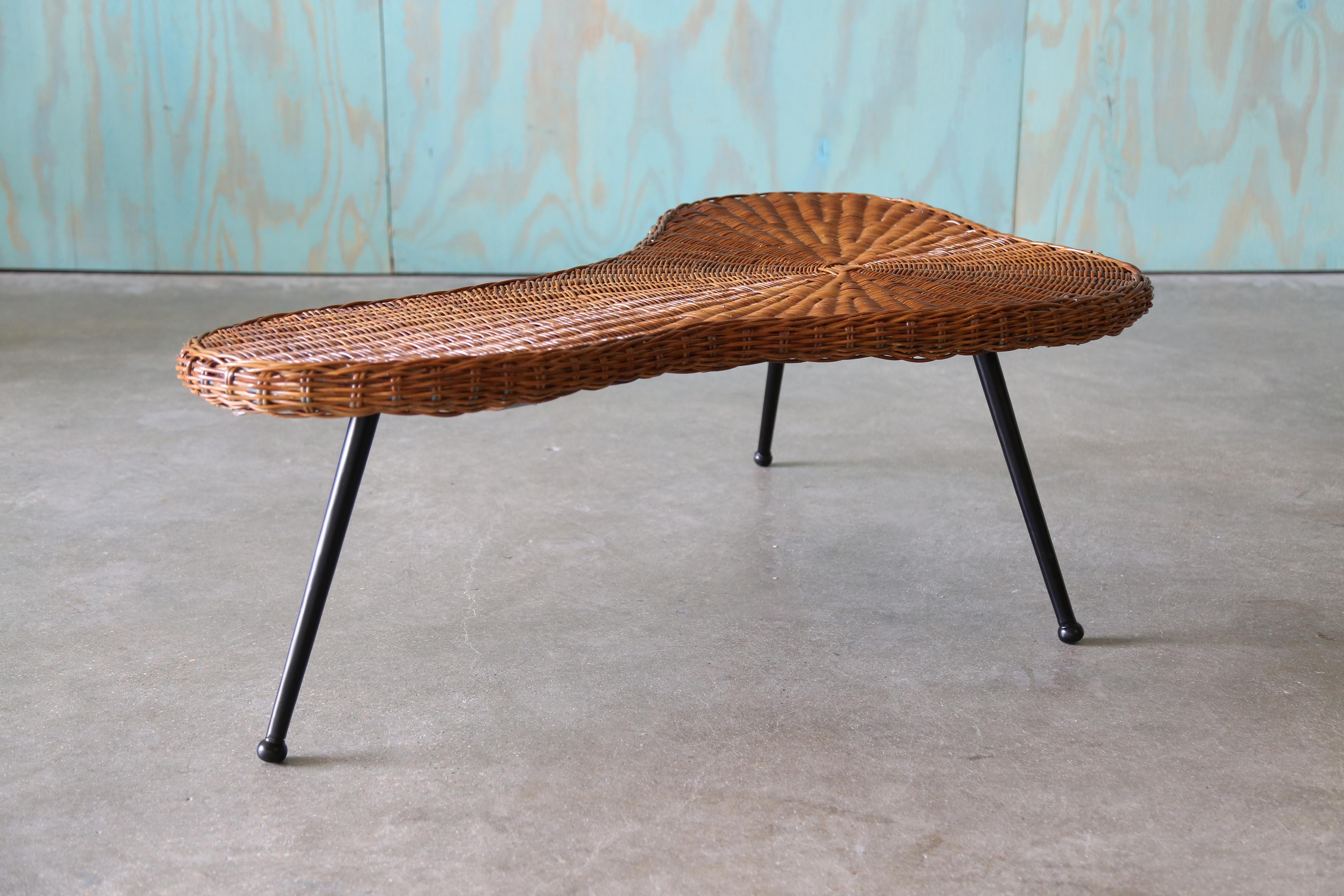 Fin du 20e siècle 1970 Table basse Amoeba en osier sur pieds en fer French Design, Gibbings, Perriand en vente