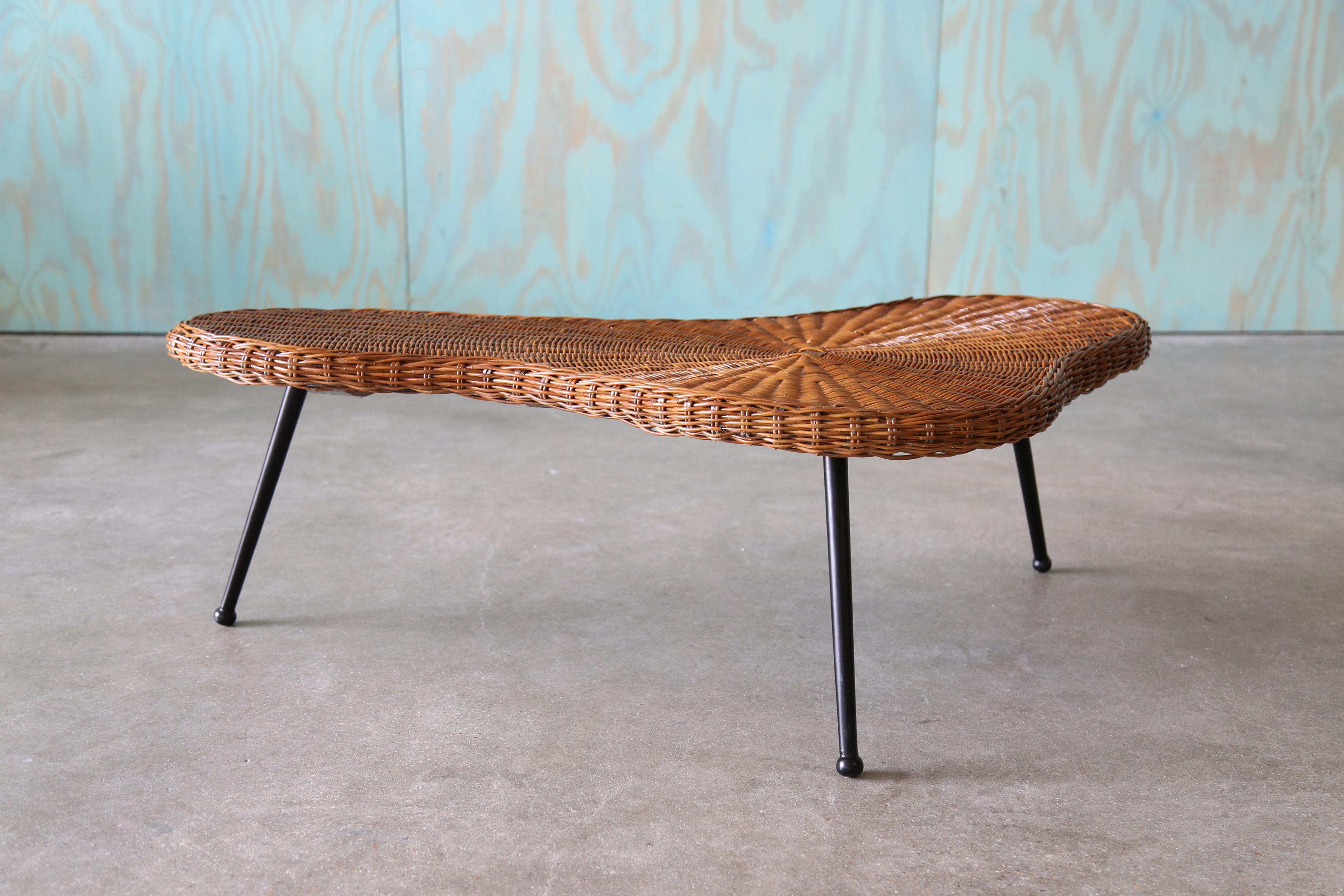 Osier 1970 Table basse Amoeba en osier sur pieds en fer French Design, Gibbings, Perriand en vente