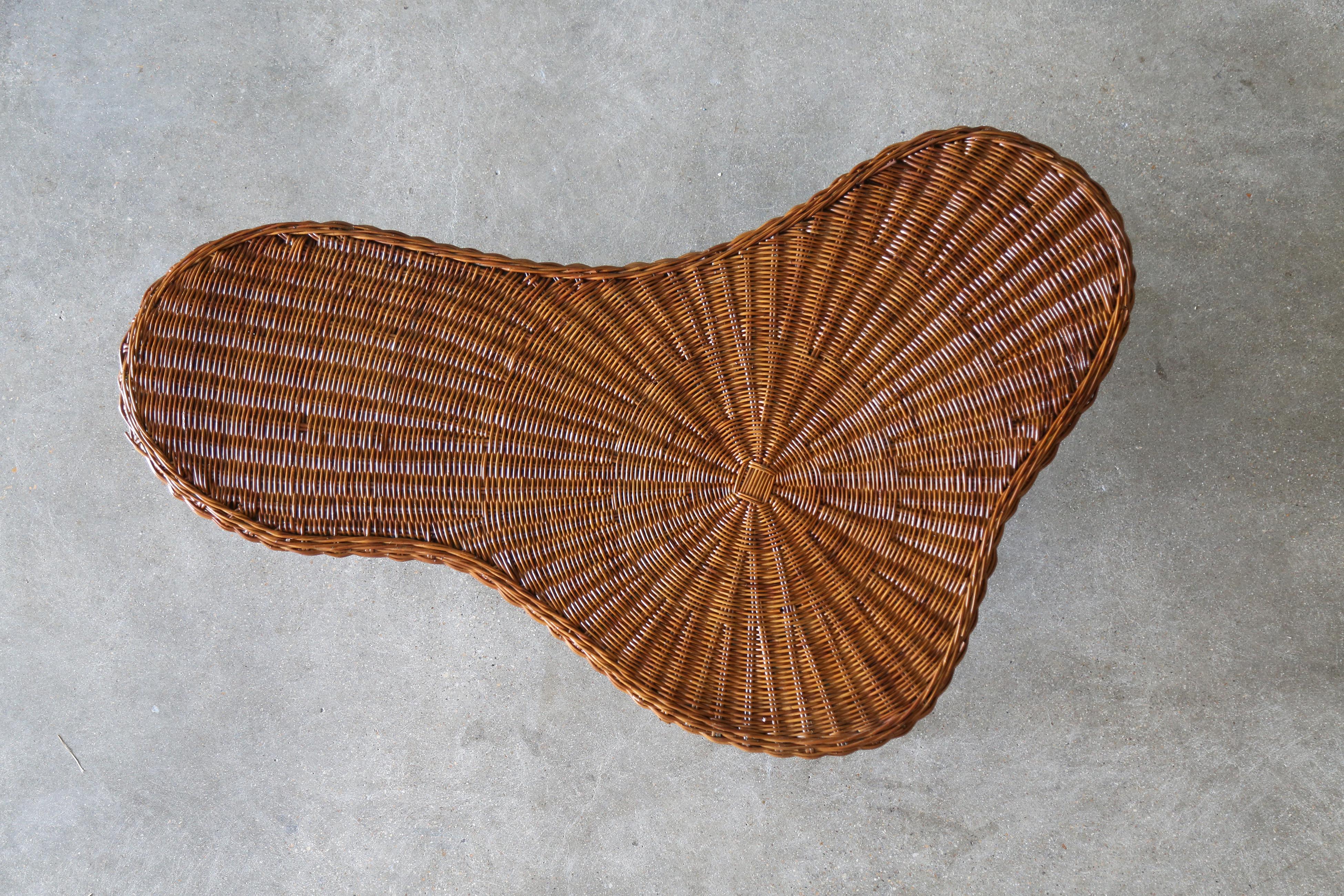 1970 Table basse Amoeba en osier sur pieds en fer French Design, Gibbings, Perriand en vente 1