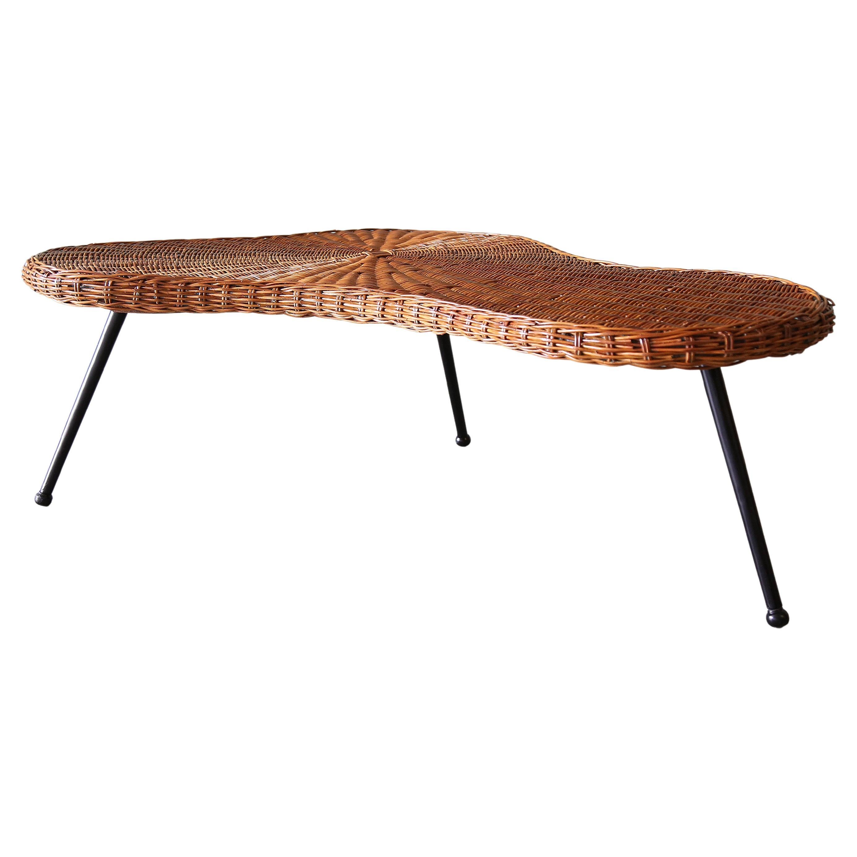 1970 Table basse Amoeba en osier sur pieds en fer French Design, Gibbings, Perriand en vente