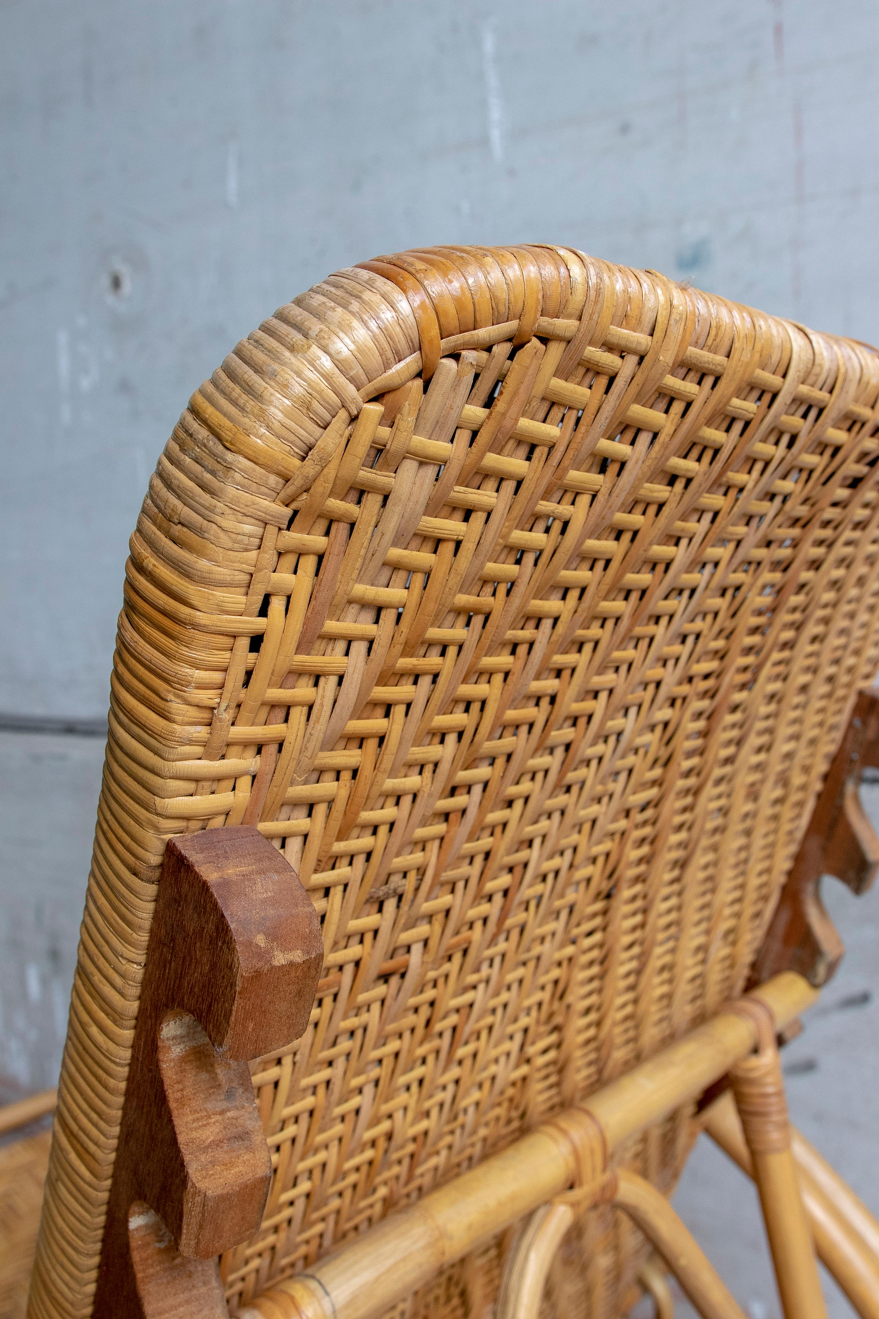 Sillón de mimbre y bambú de los años 70 con respaldo y reposapiés regulables en venta 6