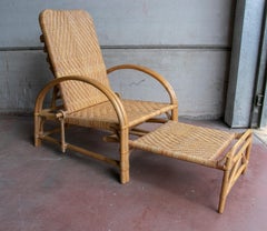 Sillón de mimbre y bambú de los años 70 con respaldo y reposapiés regulables