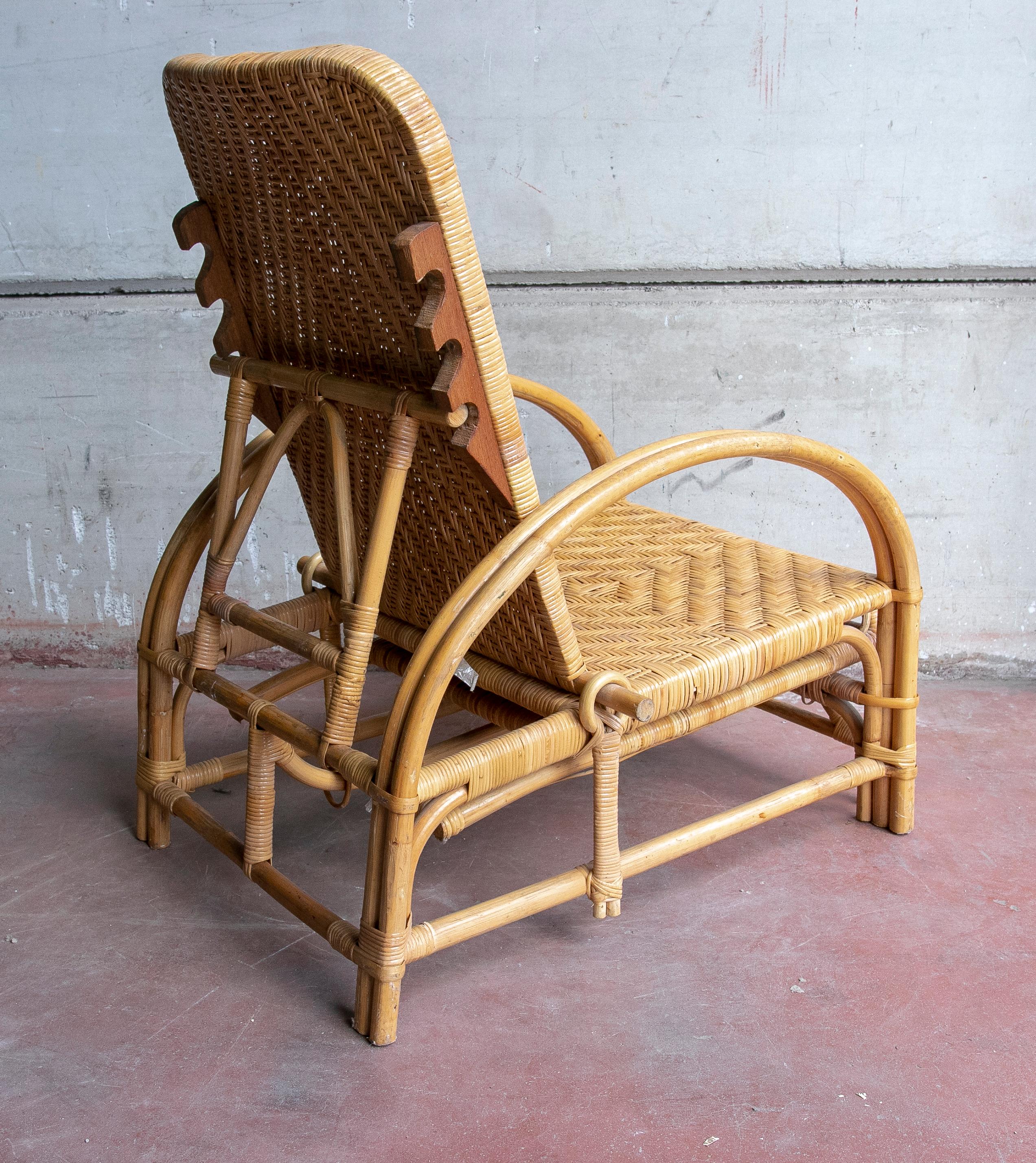1970s Wicker and Bamboo Armchair with Adjustable Backrest and Footrest In Good Condition For Sale In Marbella, ES