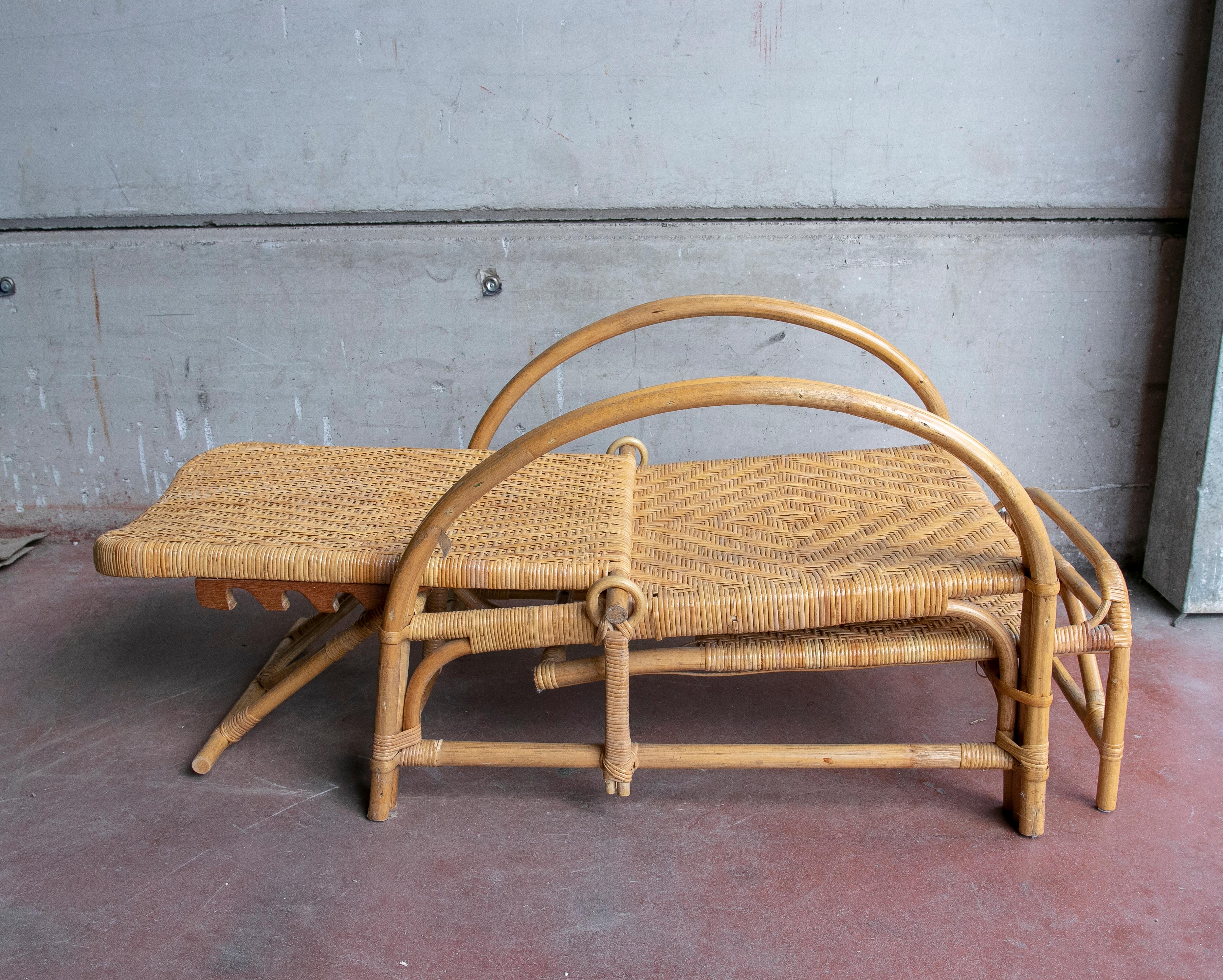 Sillón de mimbre y bambú de los años 70 con respaldo y reposapiés regulables siglo XX en venta