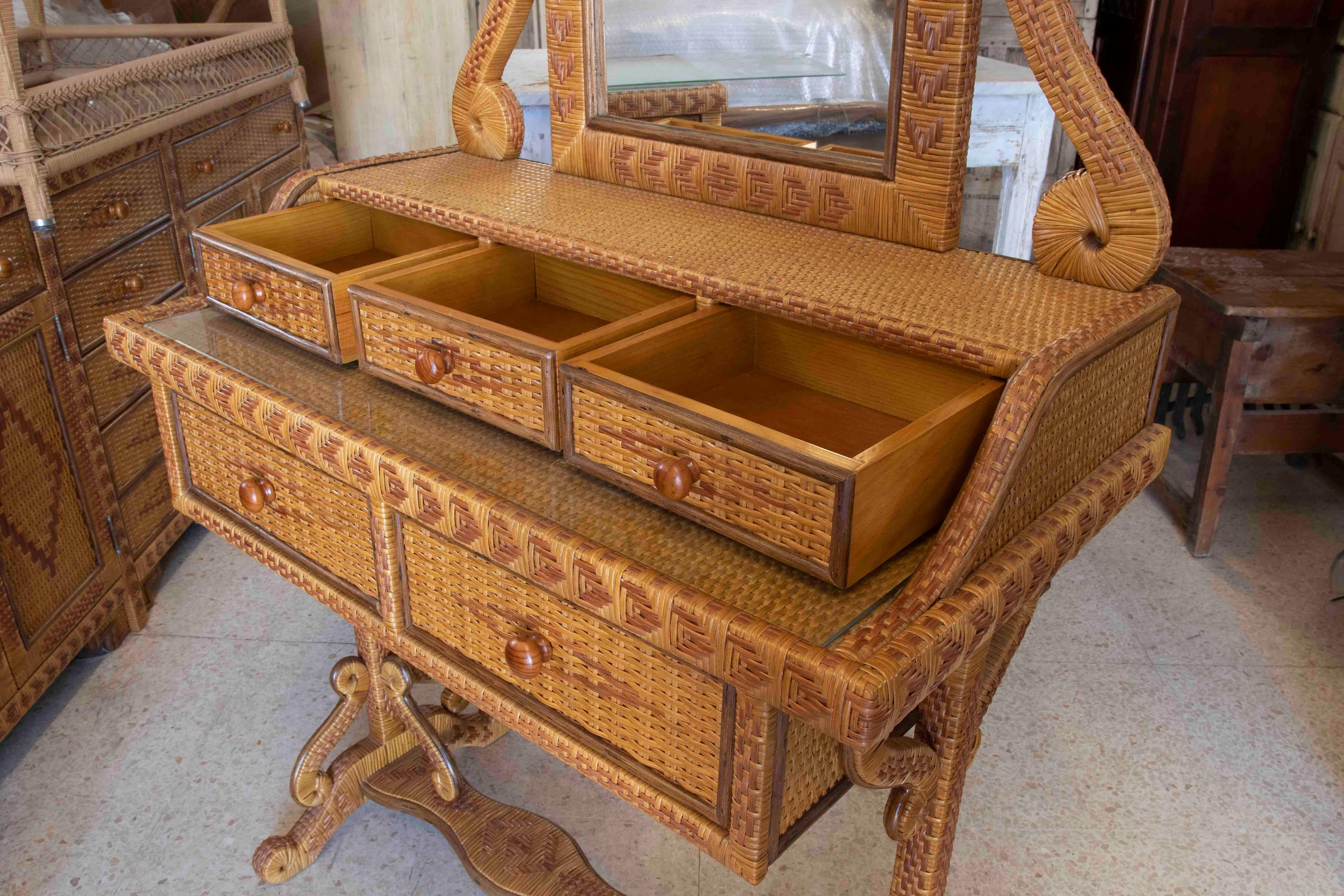 1970s Wicker and Wooden Dressing Table with Drawers and Mirrors  In Good Condition For Sale In Marbella, ES