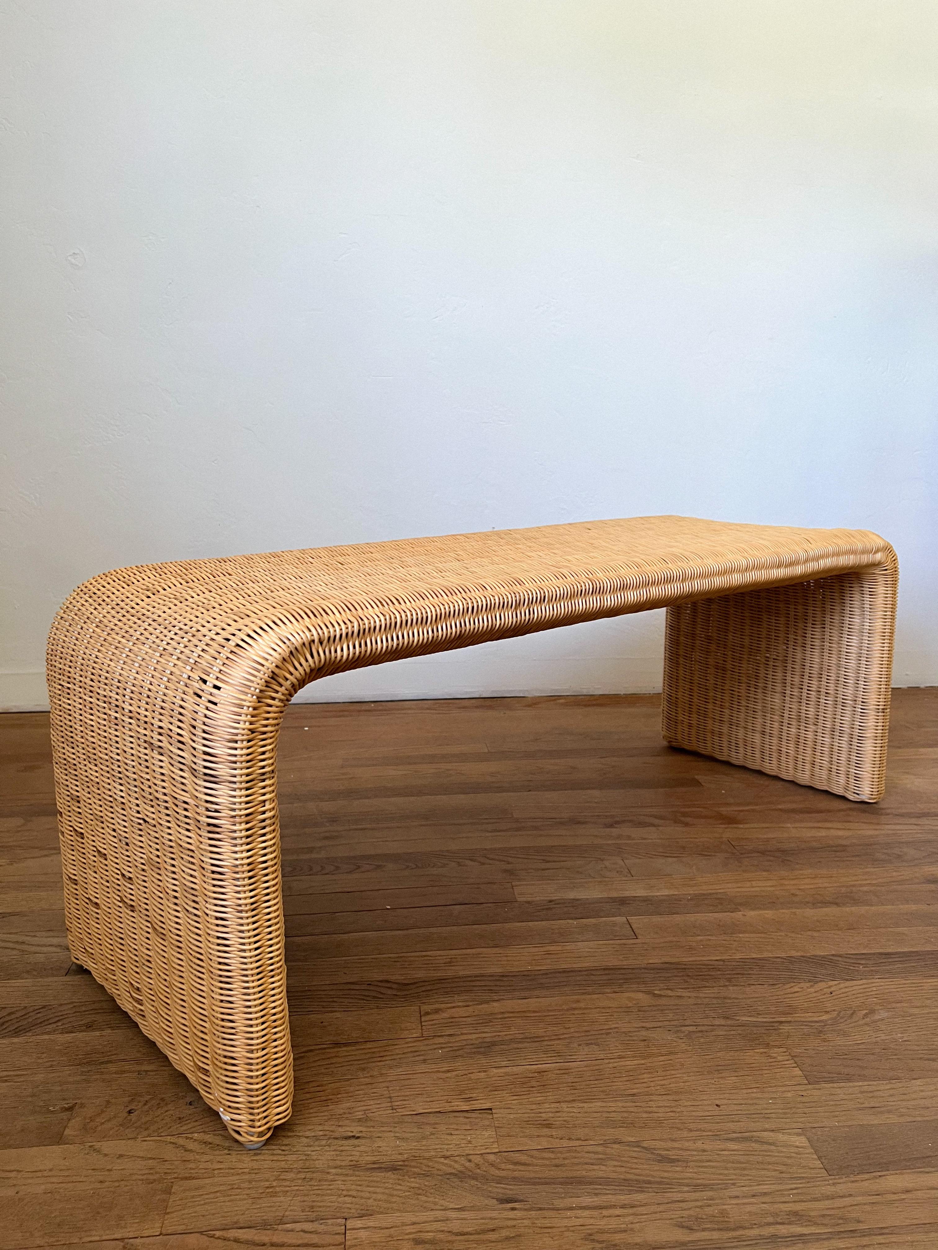 1970s Wicker Waterfall Bench In Good Condition For Sale In La Mesa, CA