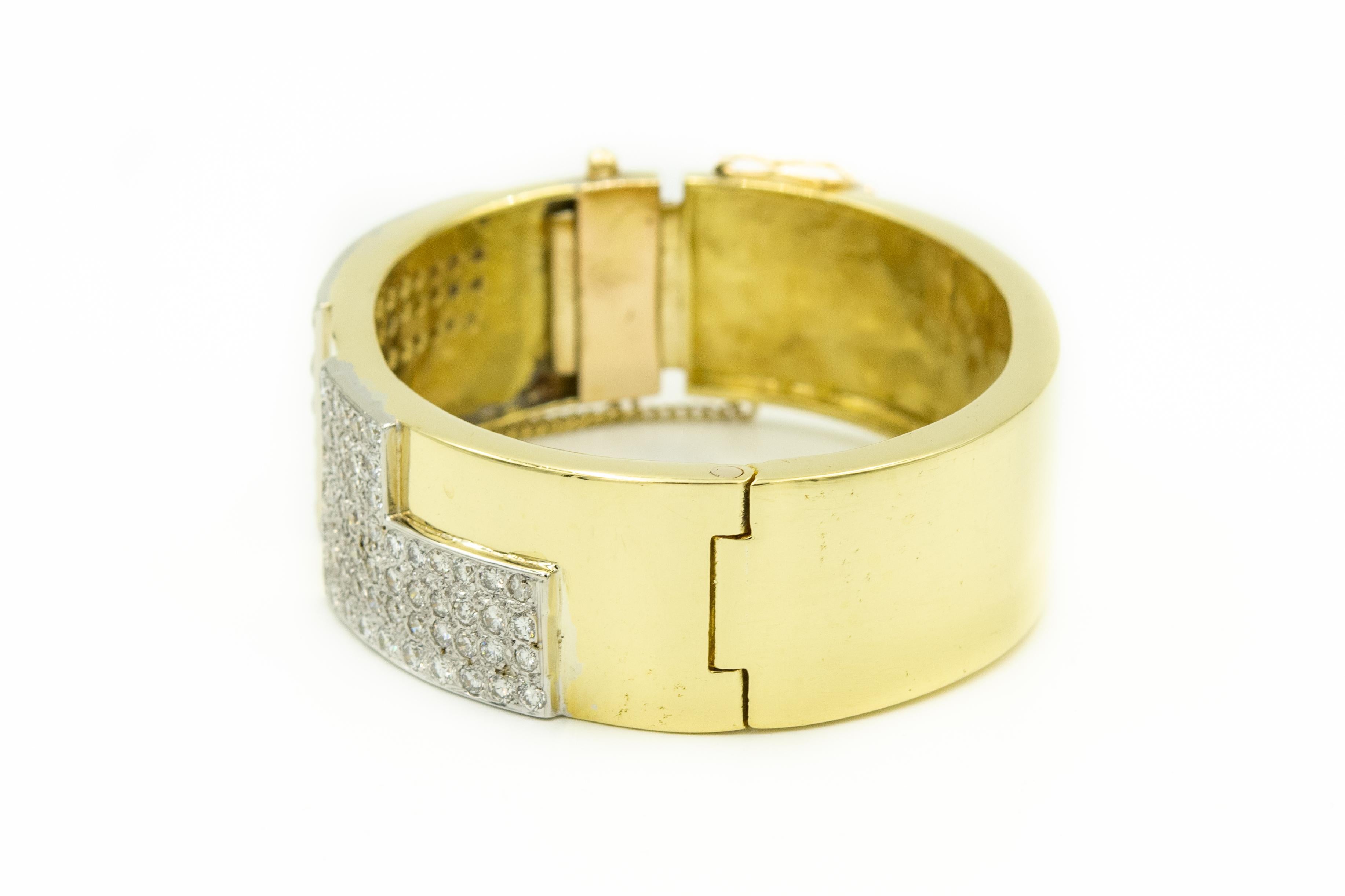 Round Cut 1970s Wide Geometric Pave Diamond 18 Karat Yellow Gold Bangle Bracelet For Sale