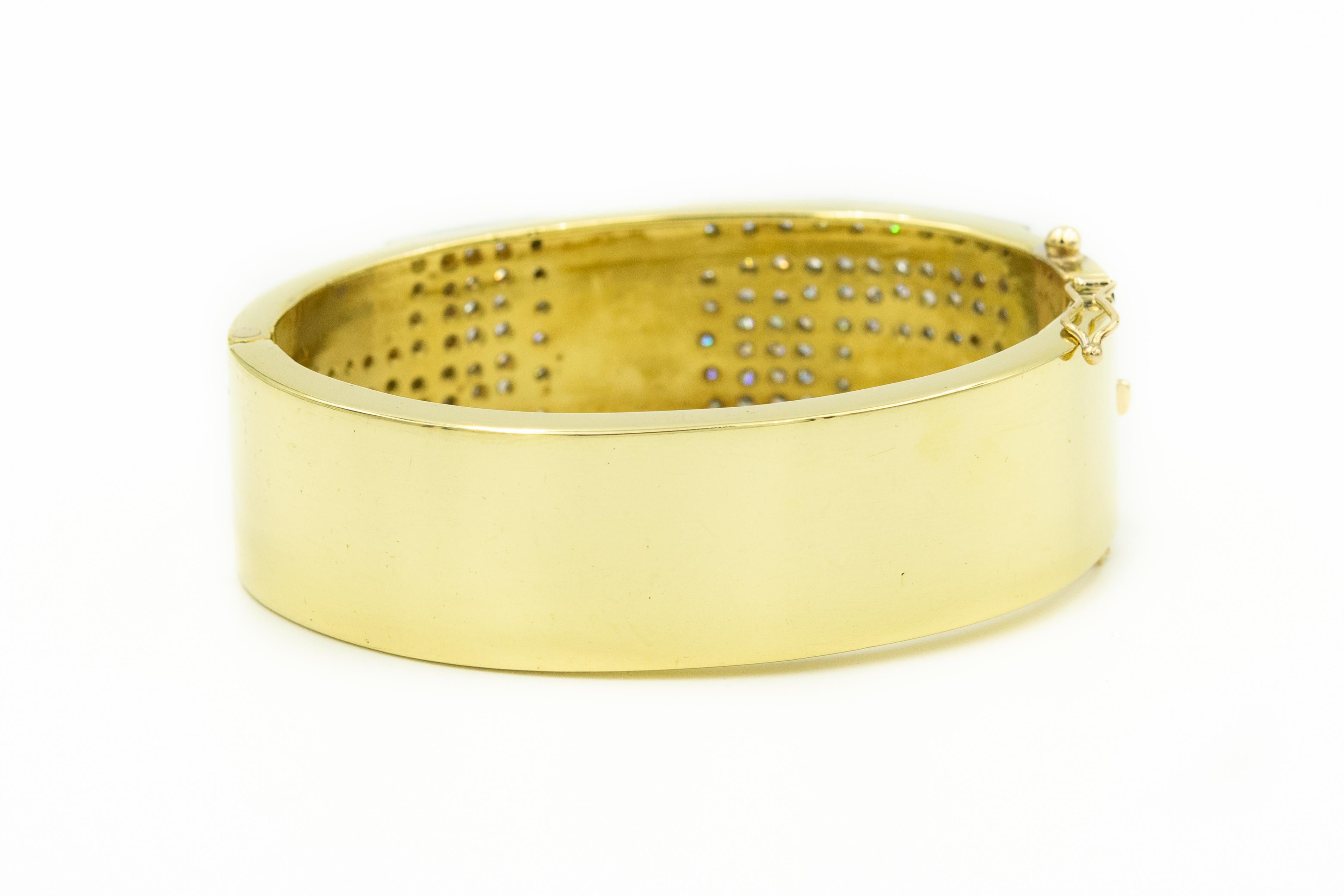 1970s Wide Geometric Pave Diamond 18 Karat Yellow Gold Bangle Bracelet In Good Condition For Sale In Miami Beach, FL