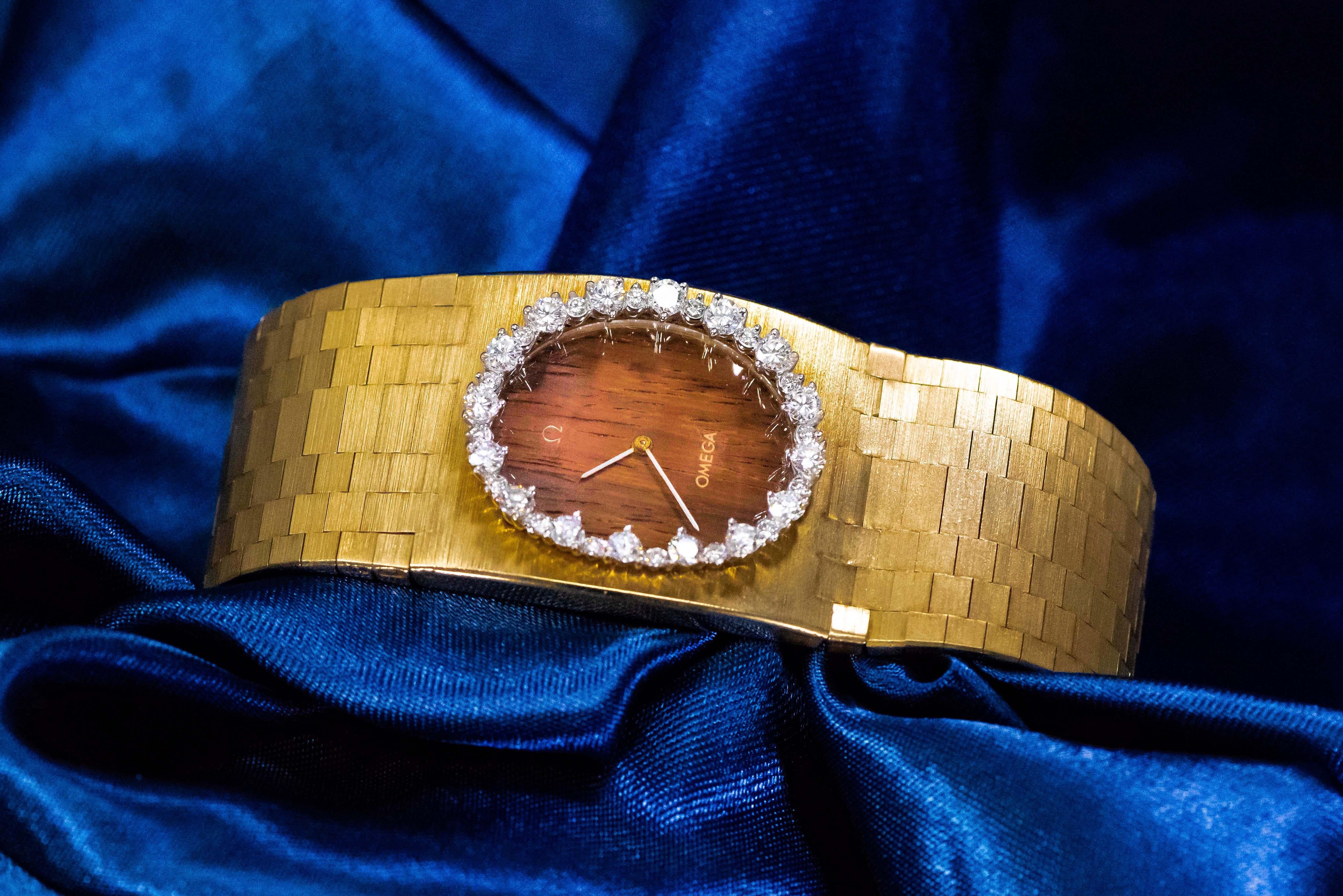 1970s Wide Omega Diamond Teak Wood Dial 18 Karat Yellow Gold Bangle Cuff Watch For Sale 4