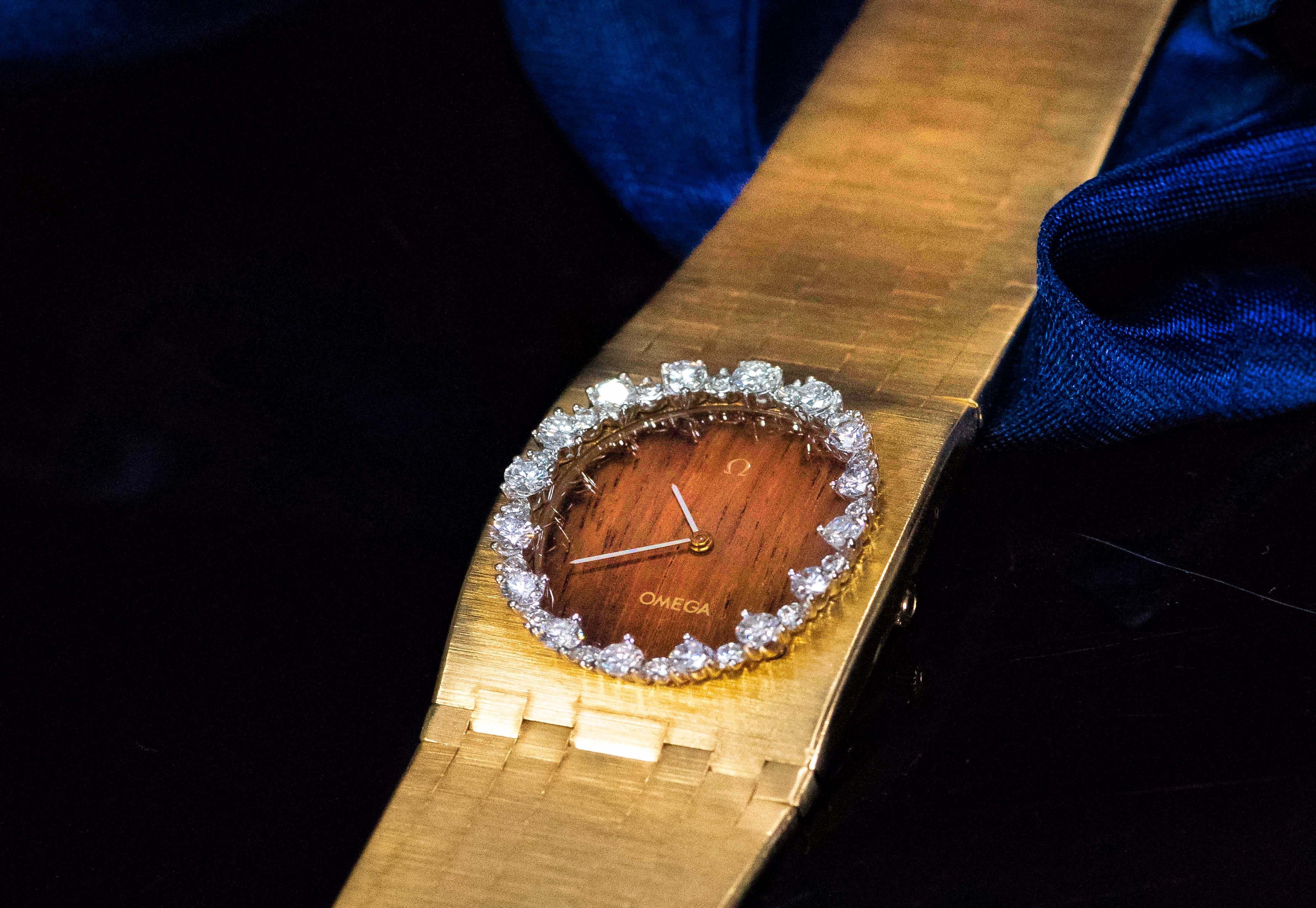 1970s Wide Omega Diamond Teak Wood Dial 18 Karat Yellow Gold Bangle Cuff Watch In Excellent Condition For Sale In New york, NY