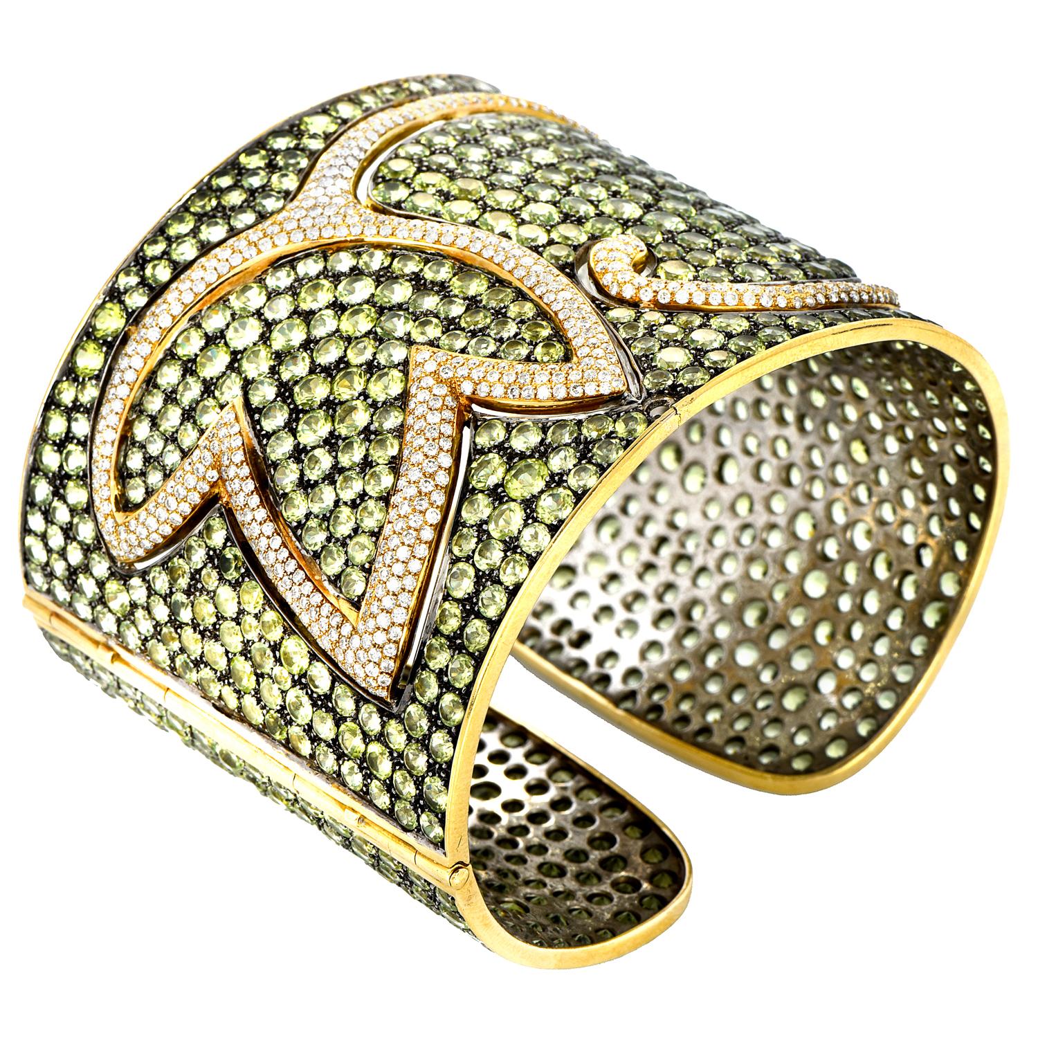 Taille ronde 1970S  Bracelet manchette large en or 18K avec péridot et diamant  en vente