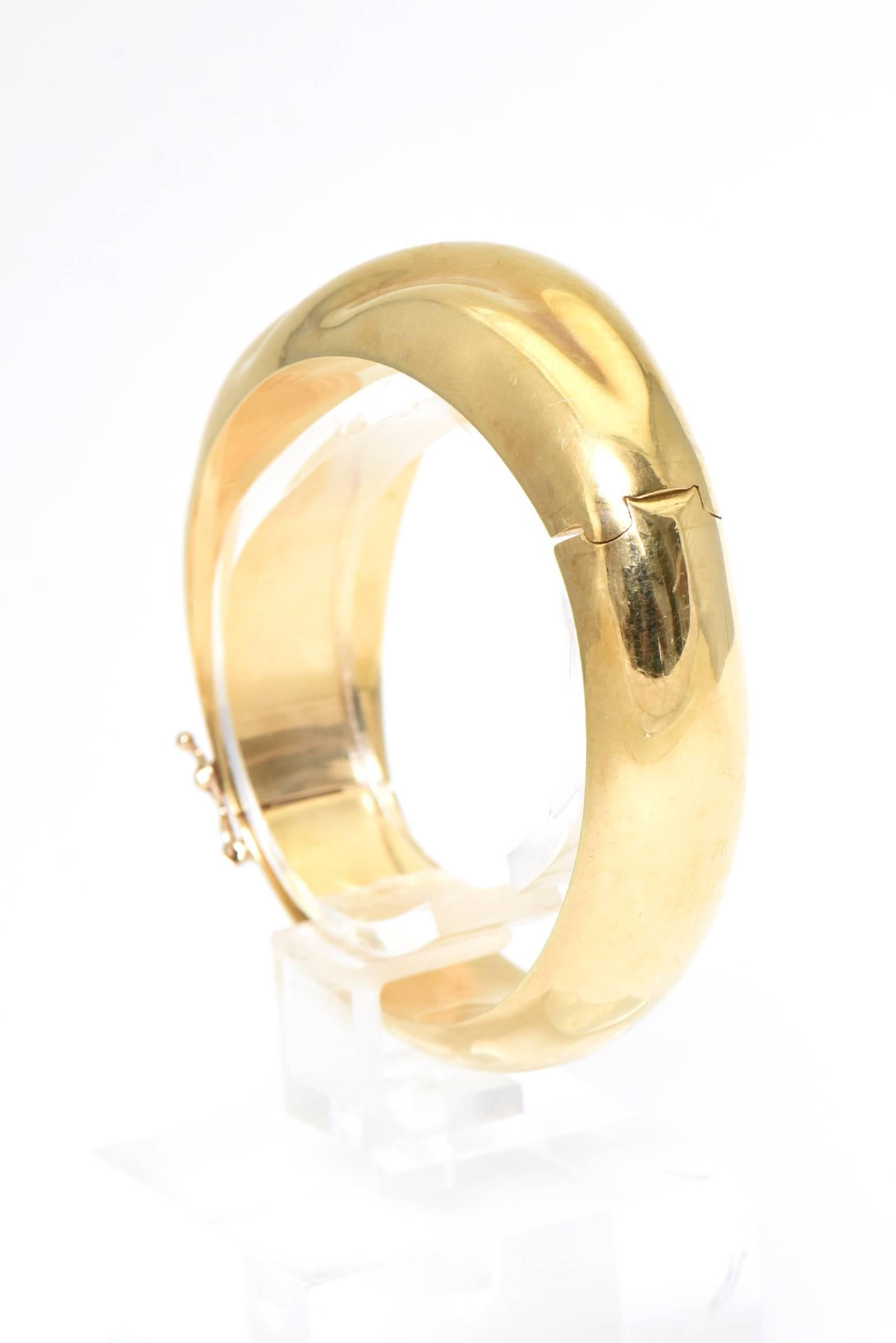 1970s Wide Yellow Gold Wave Bangle Bracelet In Good Condition In Miami Beach, FL