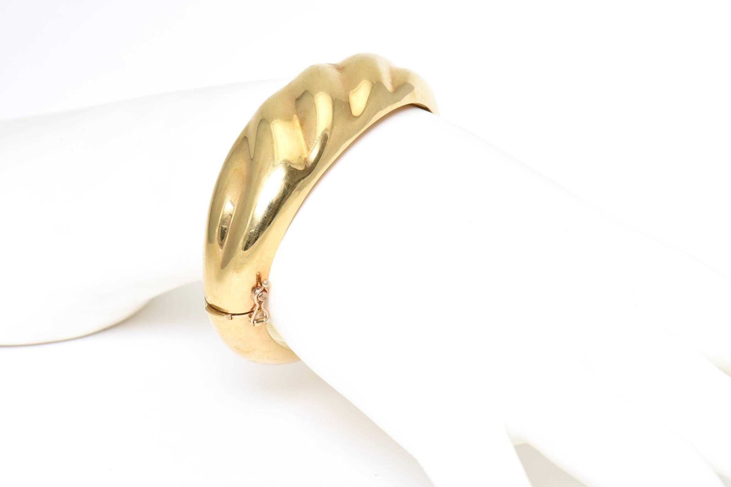 1970s Wide Yellow Gold Wave Bangle Bracelet 4