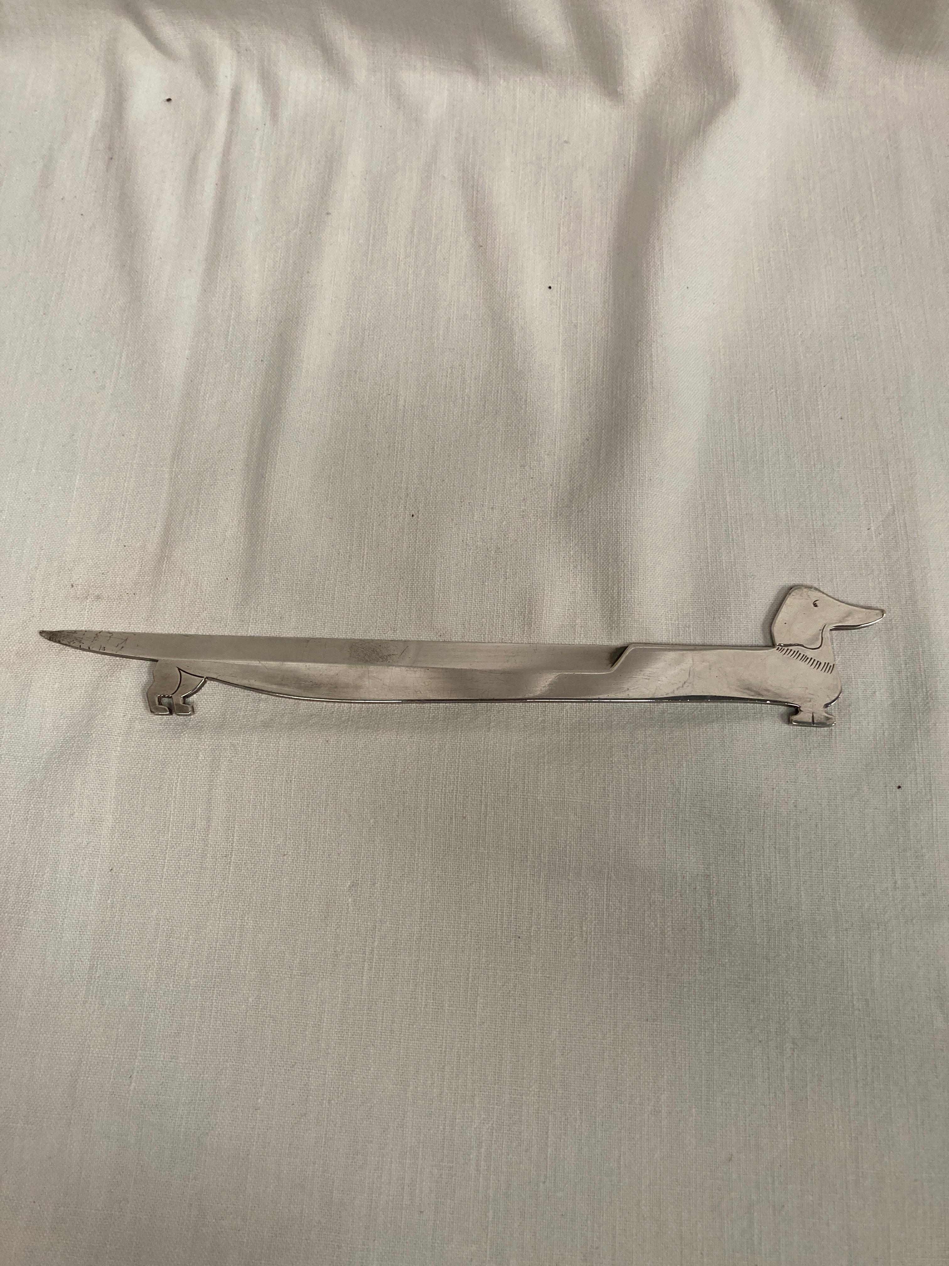 1970's Silver plated letter opener showing a wiener dog
small damages to the tie 
Rare piece