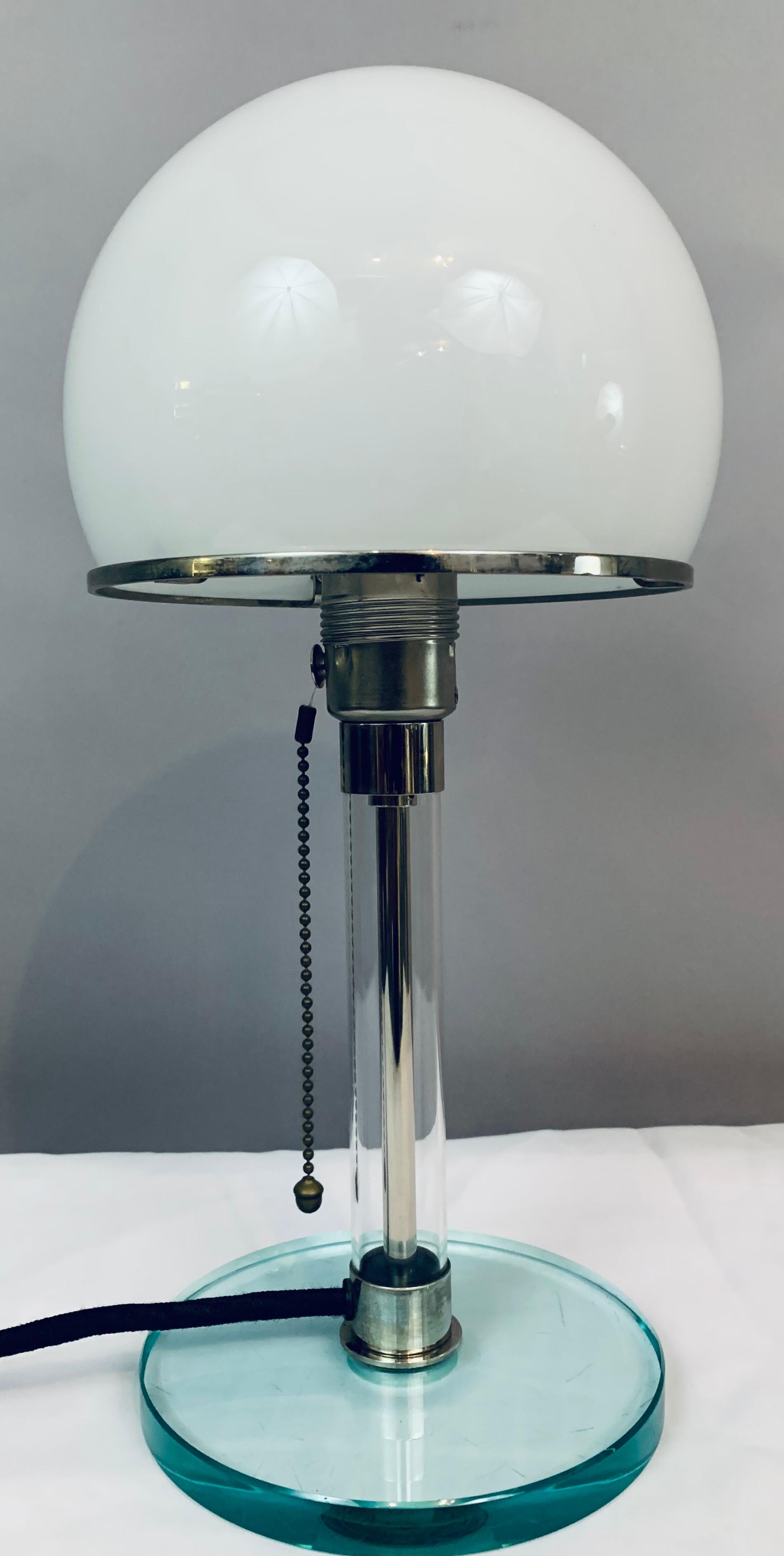 1970er Jahre, Wilhelm Wagenfeld WG 24 Bauhaus-Tischlampe aus Chrom und gewölbtem weißem Glas 6