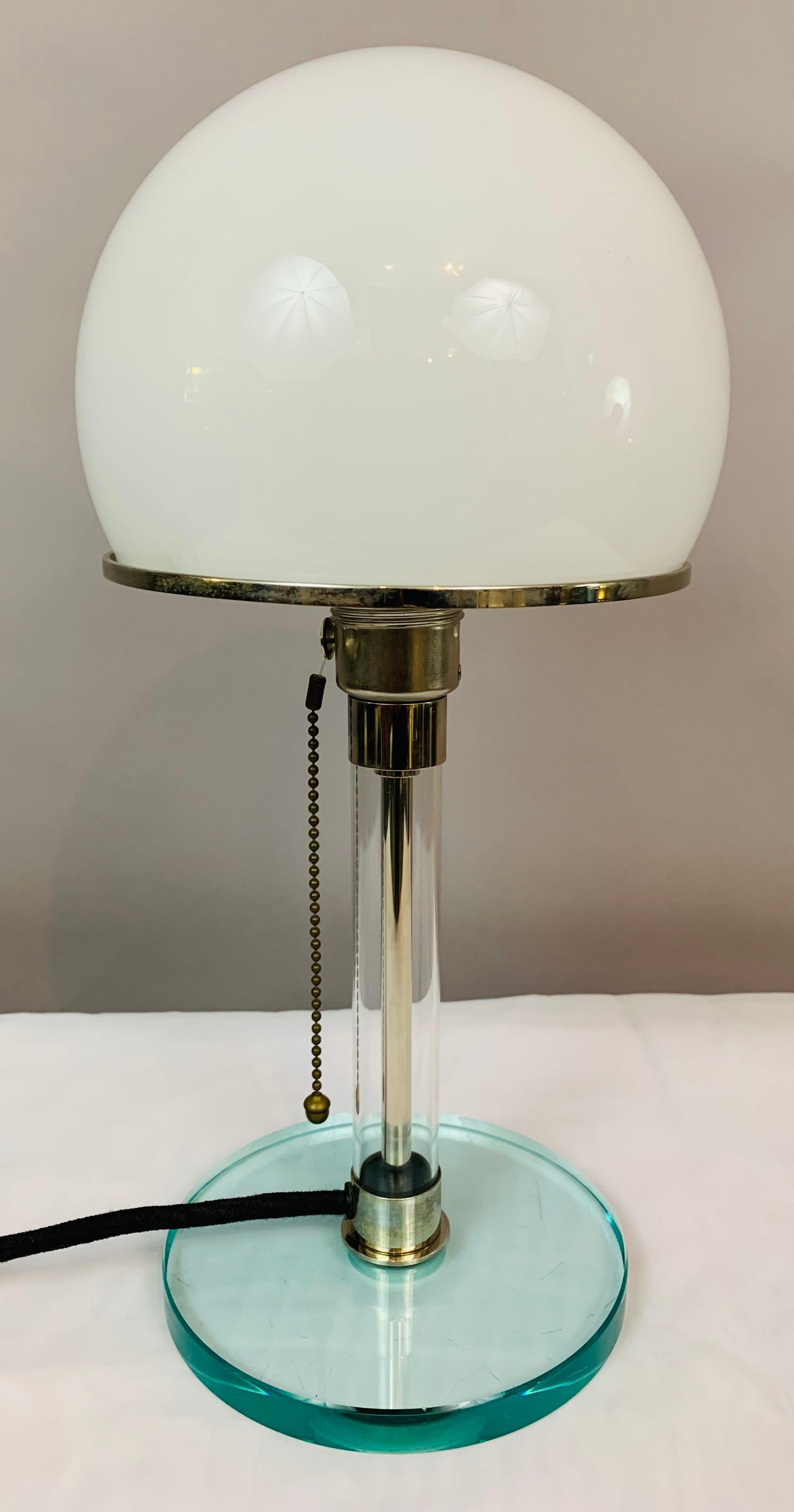 1970er Jahre, Wilhelm Wagenfeld WG 24 Bauhaus-Tischlampe aus Chrom und gewölbtem weißem Glas 11
