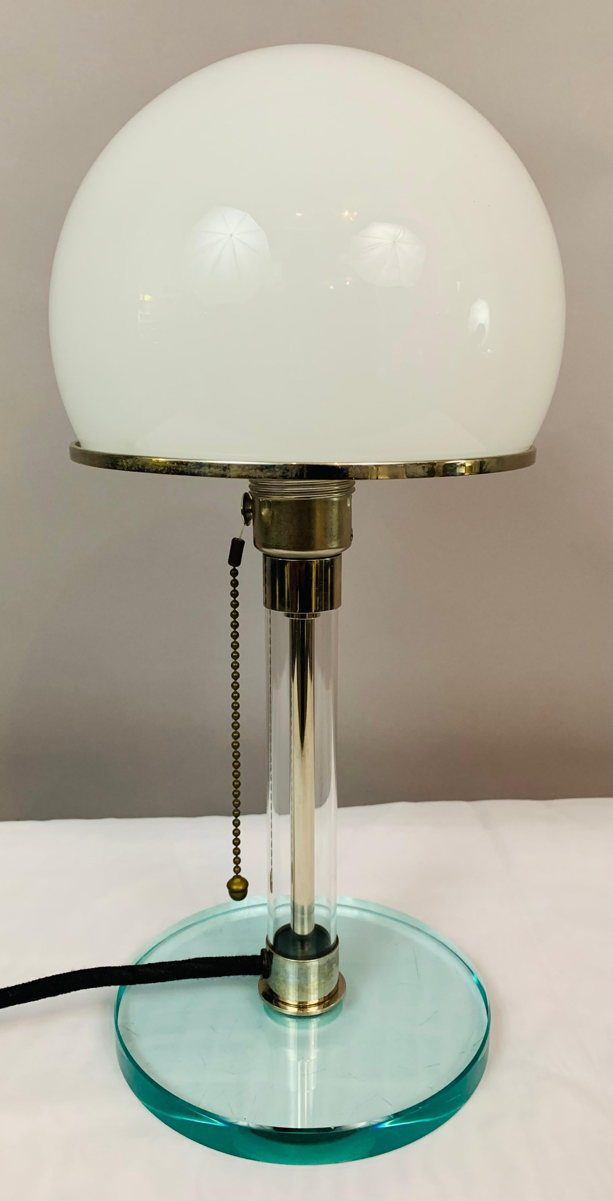 1970er Jahre, Wilhelm Wagenfeld WG 24 Bauhaus-Tischlampe aus Chrom und gewölbtem weißem Glas 13
