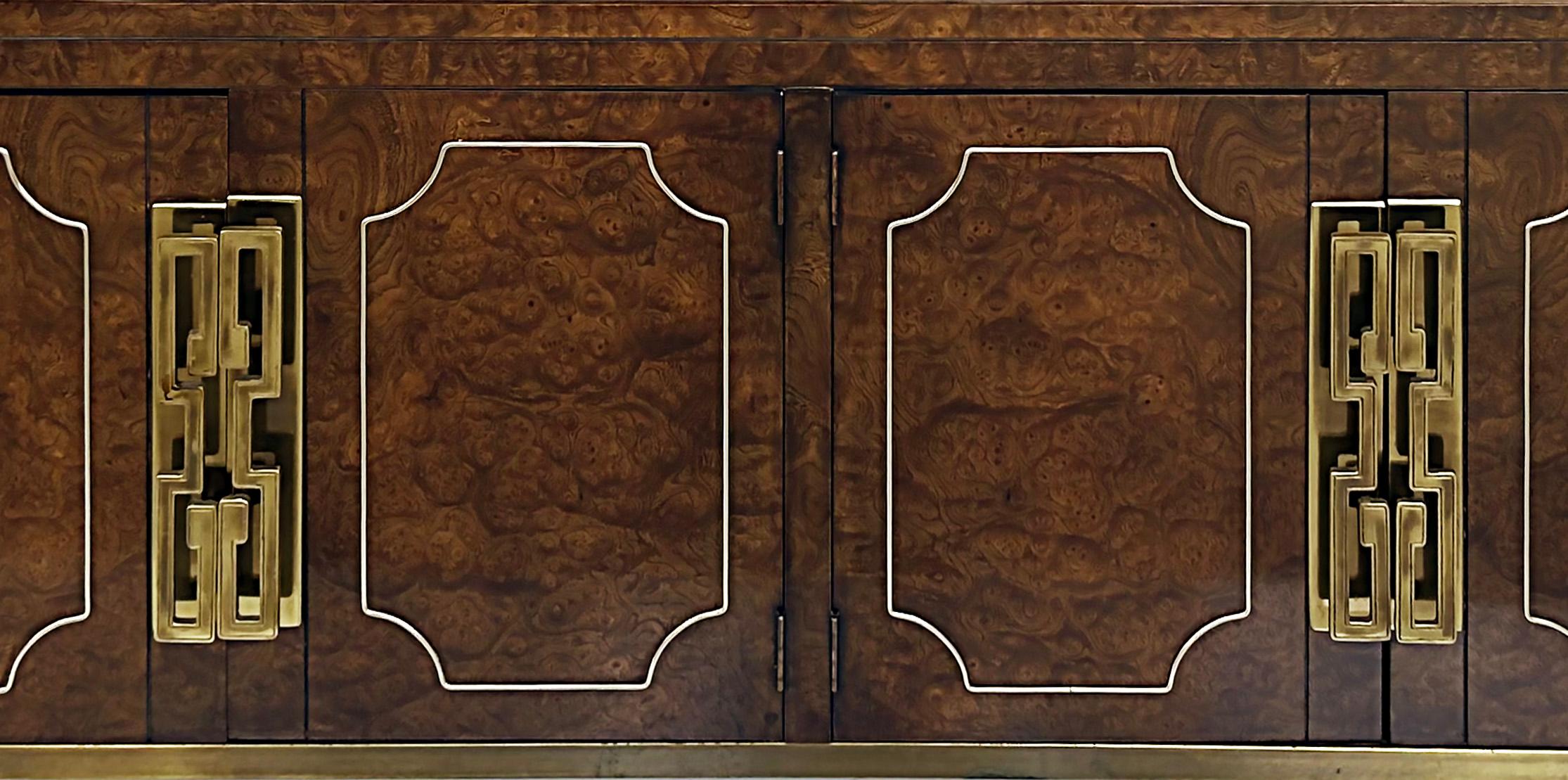 1970s William Doezema Mastercraft Burlwood Brass Credenza, Hollywood Regency Madera en venta