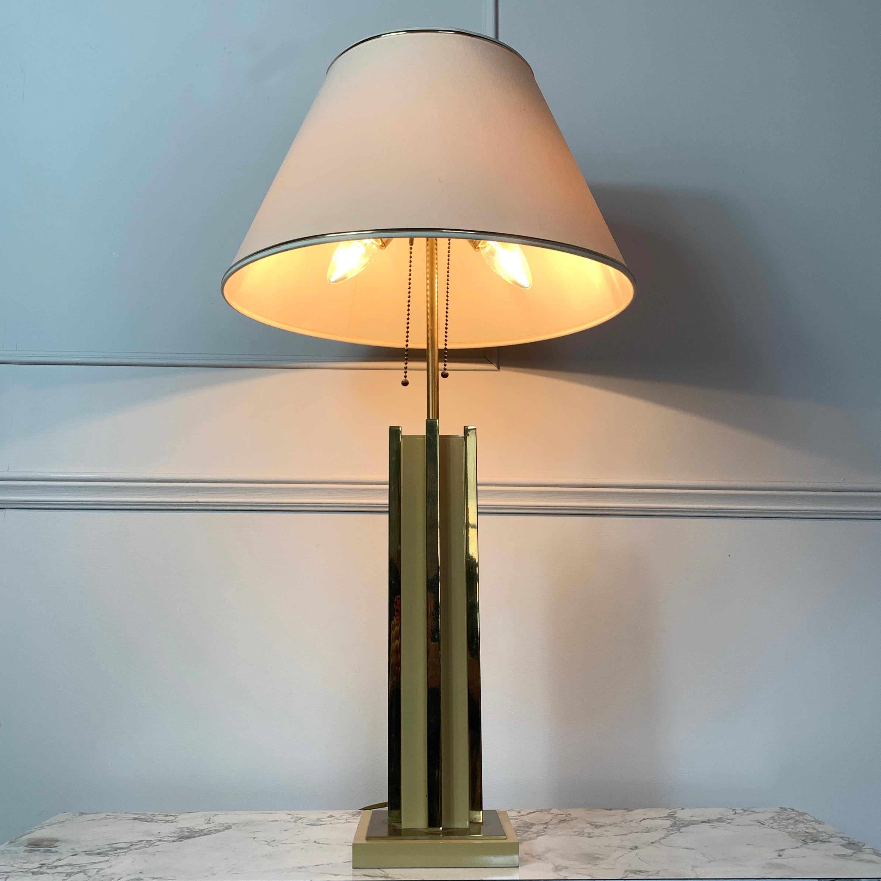 20ième siècle 1970 Willy Rizzo Attributed Gold Table Lamp (lampe de table en or) en vente
