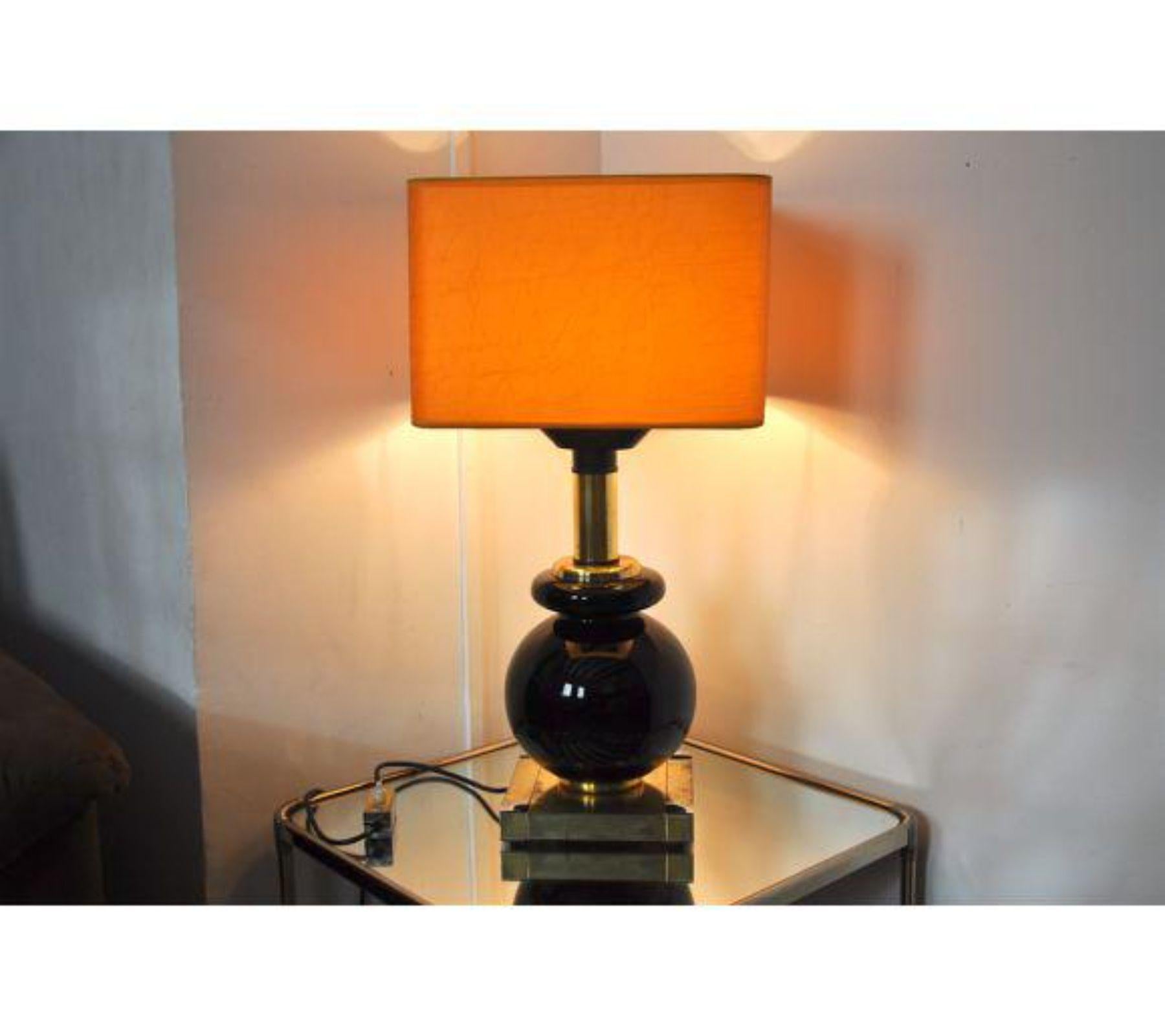 Superbe et rare lampe de table Willy Rizzo conçue en Italie pour Lumica vers 1970. La lampe est composée d'une base cubique et d'une structure en céramique noire. Cet objet est une véritable œuvre d'art et un objet de design unique qui mettra en