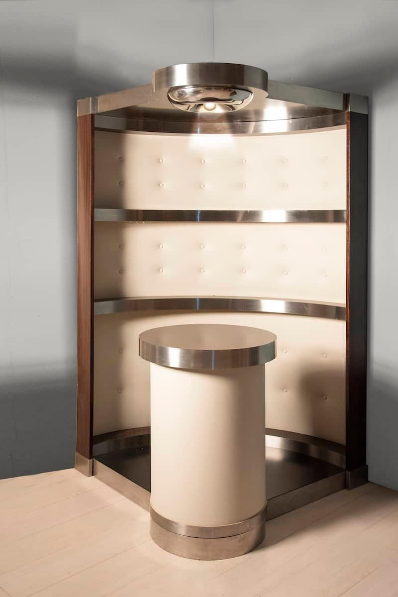 Semi-curved 1970s bar cabinet with 12 cm thick steel and wood shelves. Willy Rizzo attribution.

The inside walls of the cabinet and the lining of the central cylinder are in ivory-coloured Alcantara, capittonè finish.

The cabinet structure is made