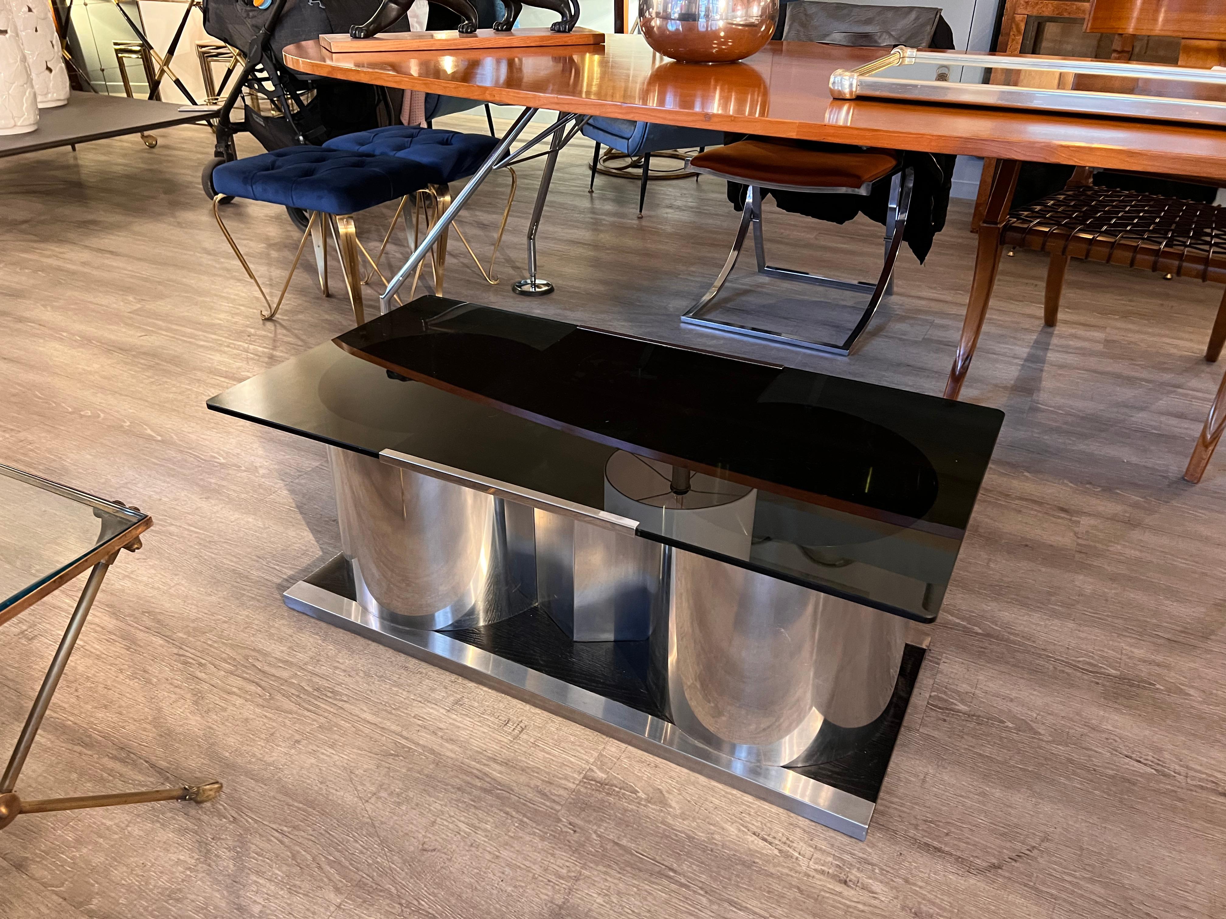 20ième siècle Table basse en acier et verre fumé Wily Rizzo des années 1970 avec plateau rotatif en bois noir  en vente