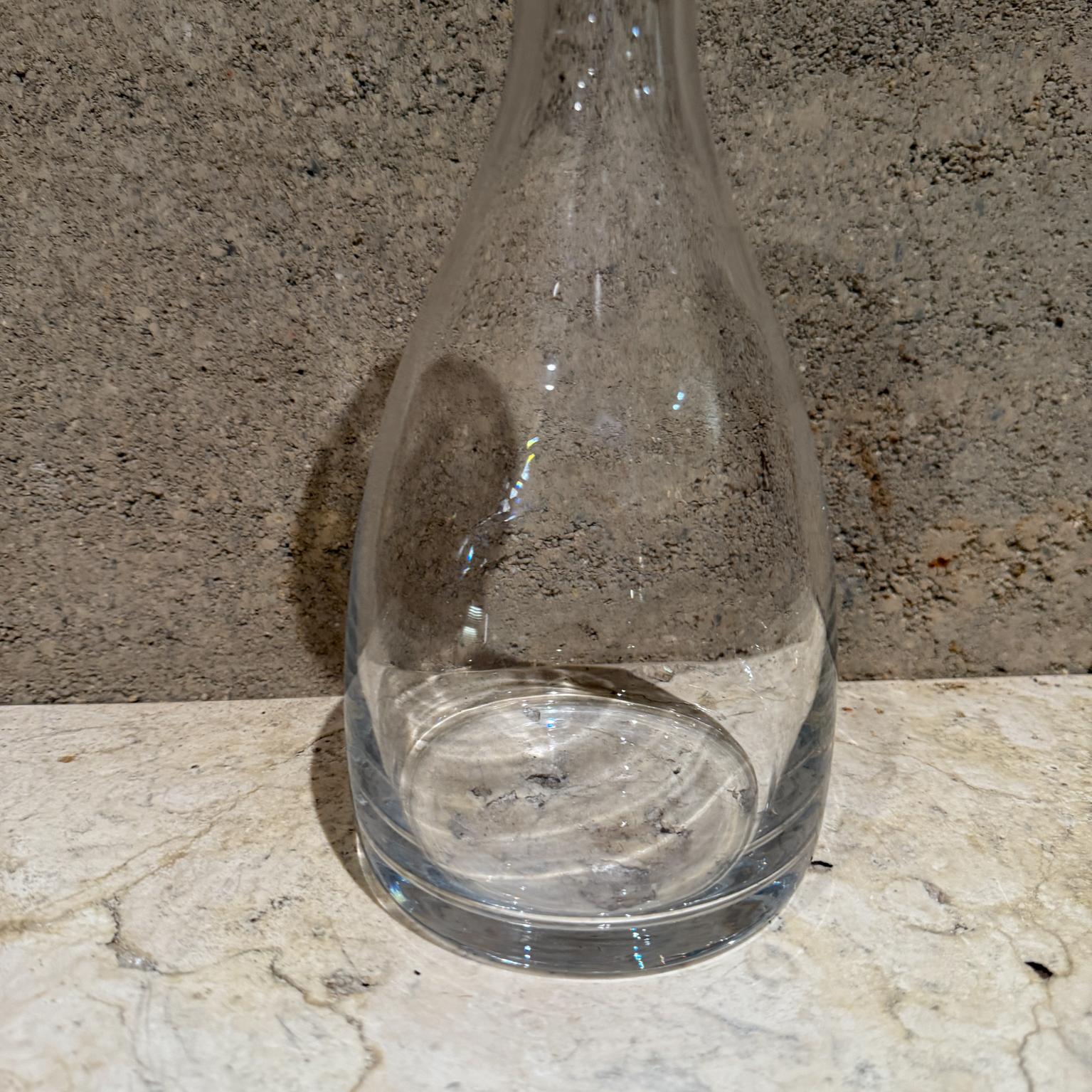 Decantador de licor para vino en vidrio artístico moderno de mediados de siglo de 1970
Diseño moderno con tapón de cristal
11,25 h x 4,75 de diámetro 
Estado original de época. Estado astillado. Sin restaurar.
Vea todas las imágenes, por favor.