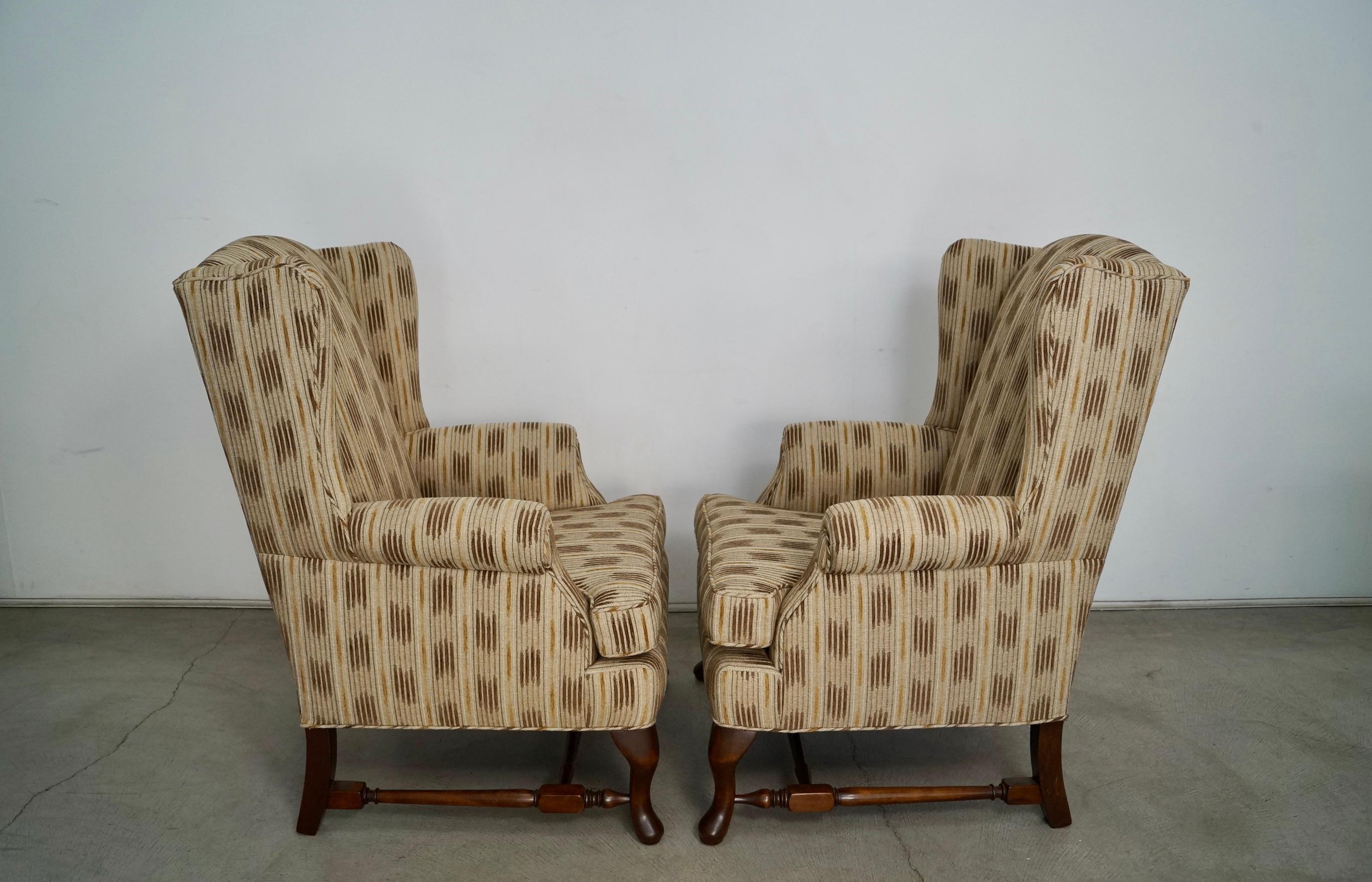 Sedie Wingback degli anni '70 rifinite e tappezzate - una coppia in vendita 3