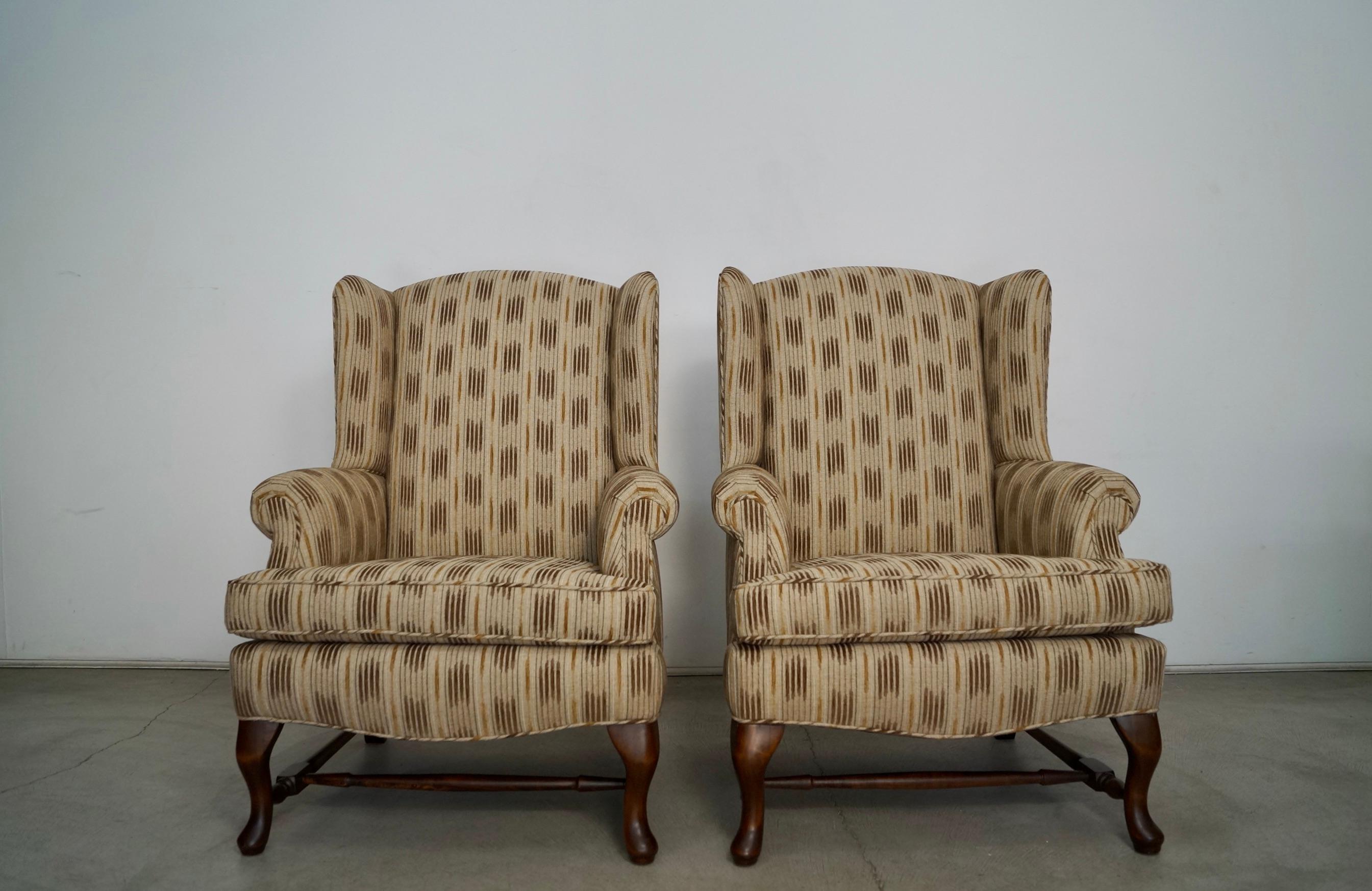 1970's Wingback Chairs neu lackiert & neu gepolstert - ein Paar (Hollywood Regency) im Angebot