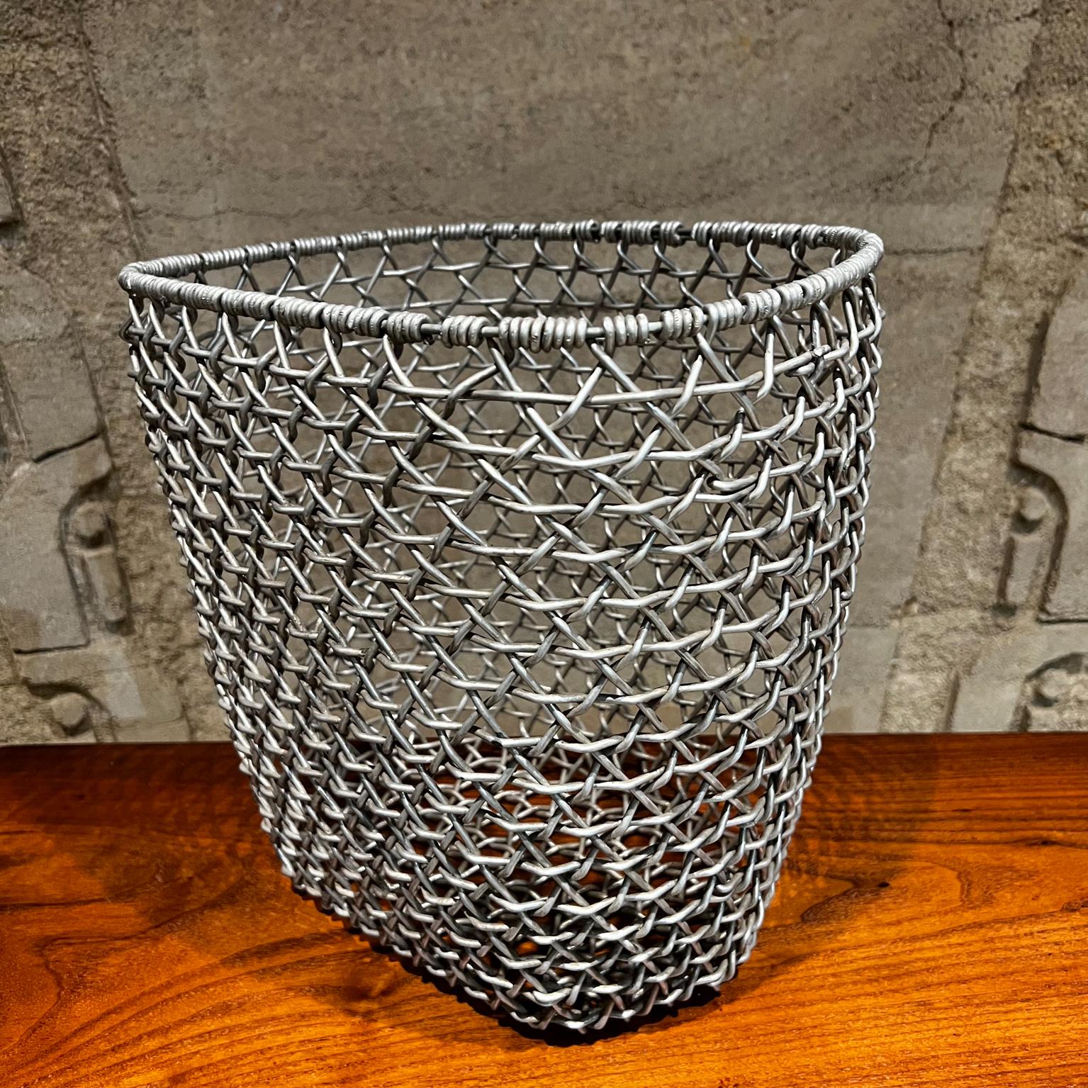 Mid-Century Modern 1970 Wire Basket Woven Aluminum Modern Waste Basket Container en vente