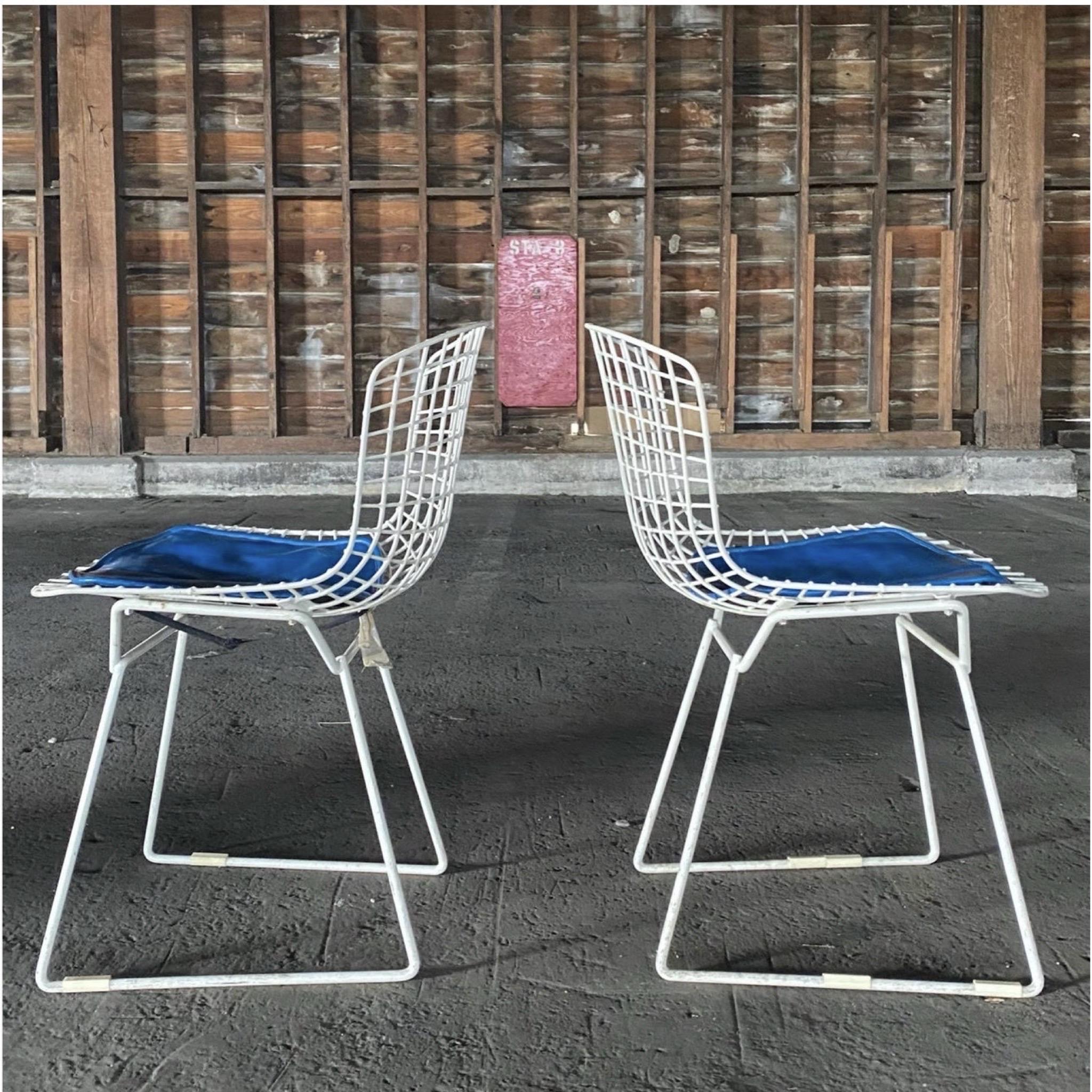 1970’s Wire Knoll Bertoia Side Chairs - a Pair In Good Condition For Sale In Charleston, SC