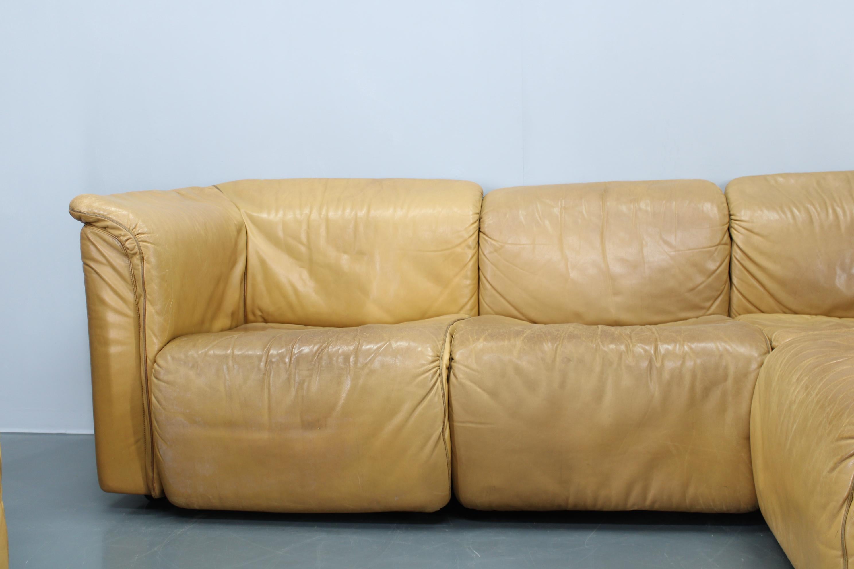 1970er Wittmann Hochbaret Leder Modular Sofa, Österreich (Ende des 20. Jahrhunderts) im Angebot