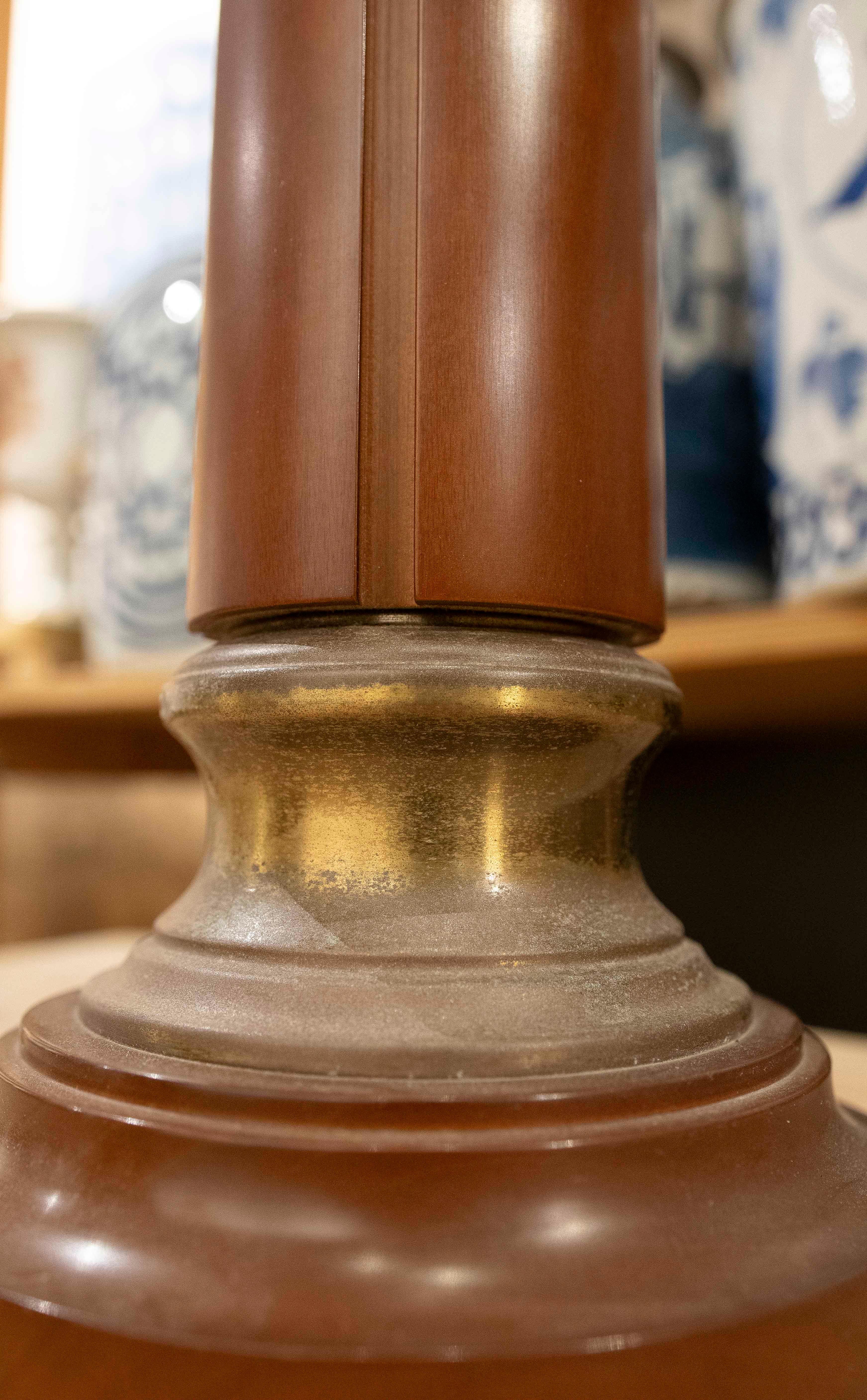 Lampe aus Holz und vergoldetem Metall, 1970er Jahre im Angebot 2