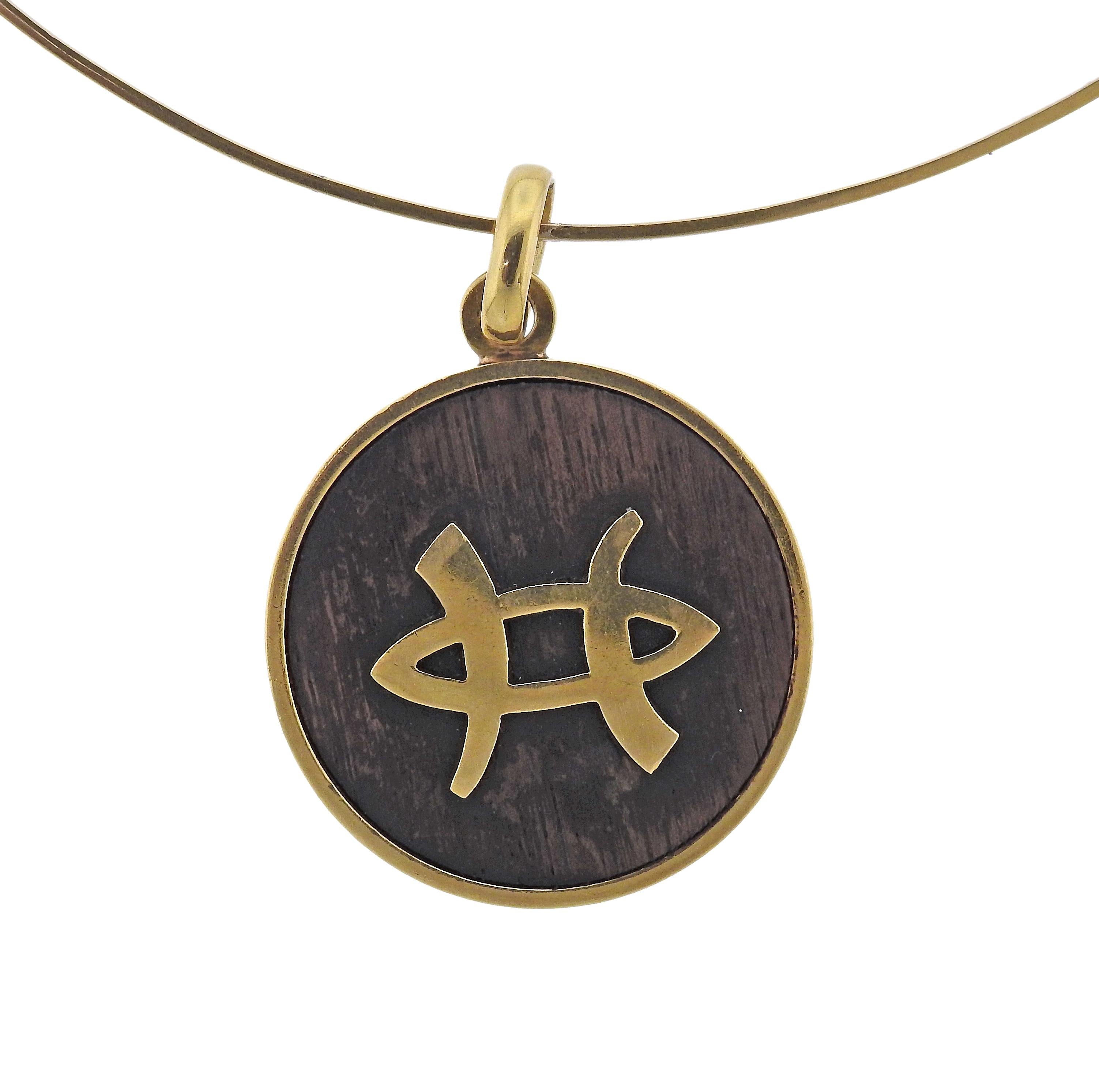 1970s vintage 18k gold necklace with pendant, set with wood, depicting Pisces Zodiac sign. Necklace is 16