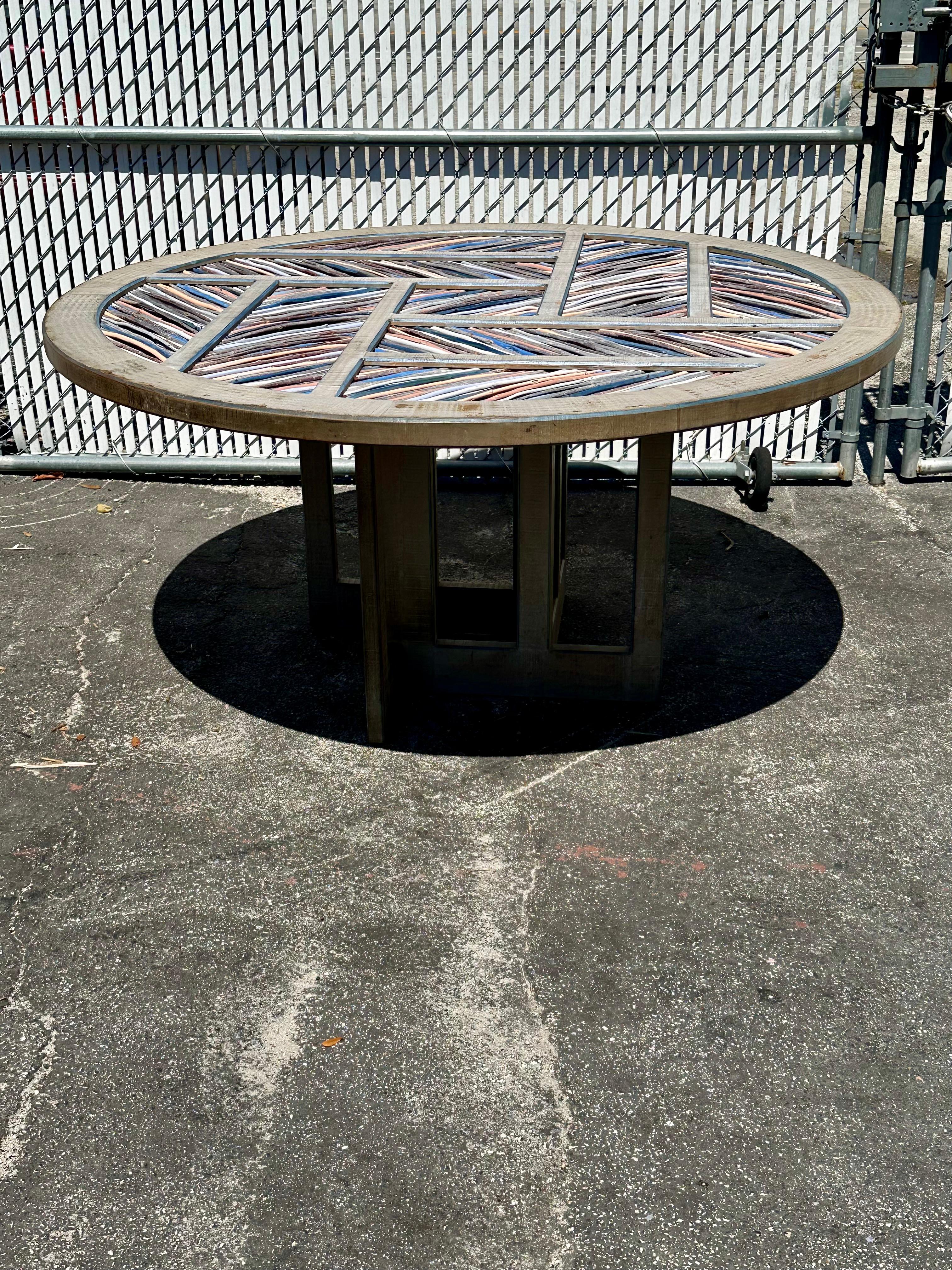 In questa occasione ti offriamo uno dei più straordinari e rari tavoli da pranzo con intarsi in legno dipinti a mano che tu possa sperare di trovare. Il design è eccezionale. Il bellissimo tavolo è un pezzo forte e ricco di personalità!!! Guarda gli
