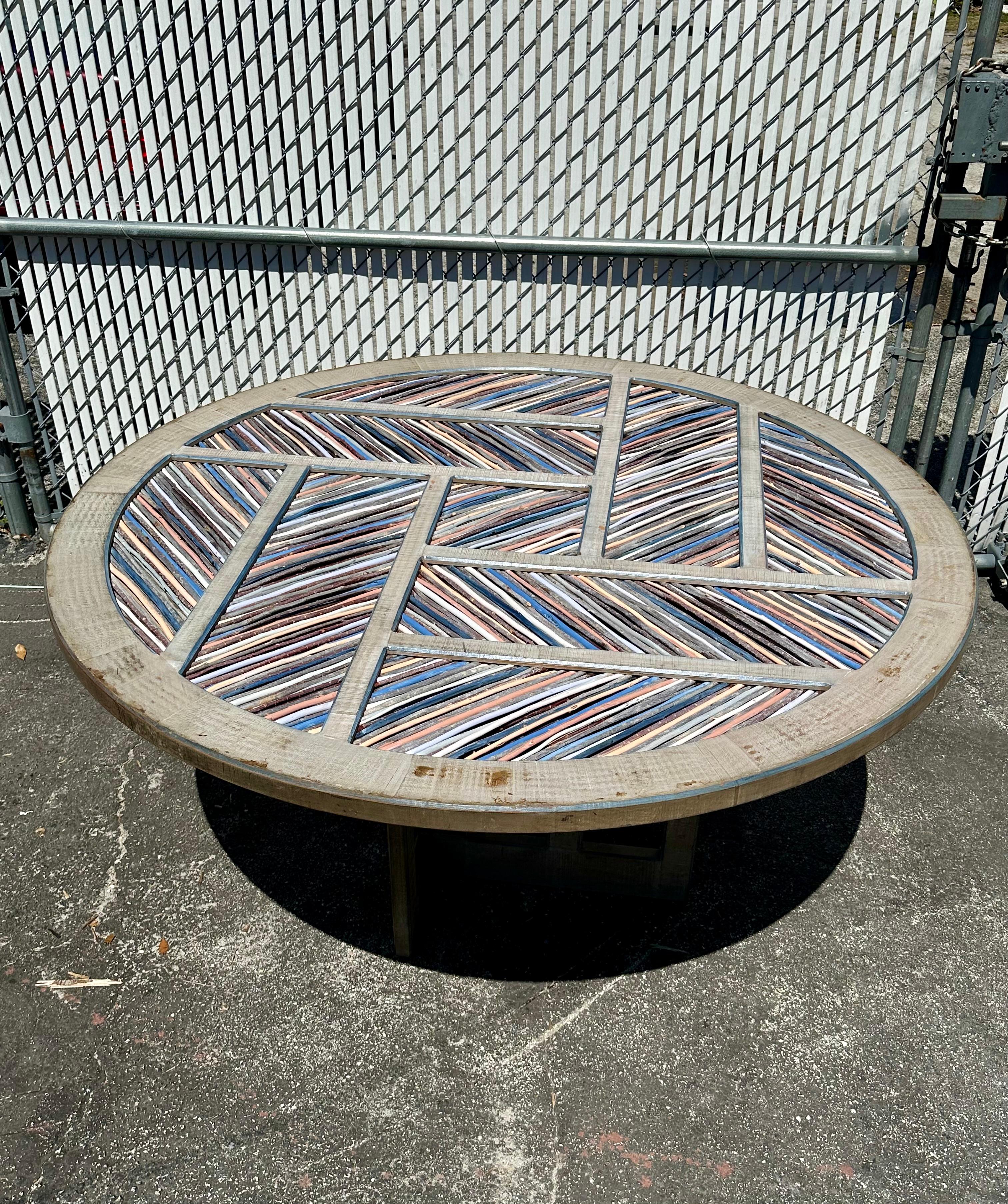 Vetro Tavolo da pranzo rustico rotondo anni '70 in Wood Branch intarsiato dipinto a mano e colorato in vendita