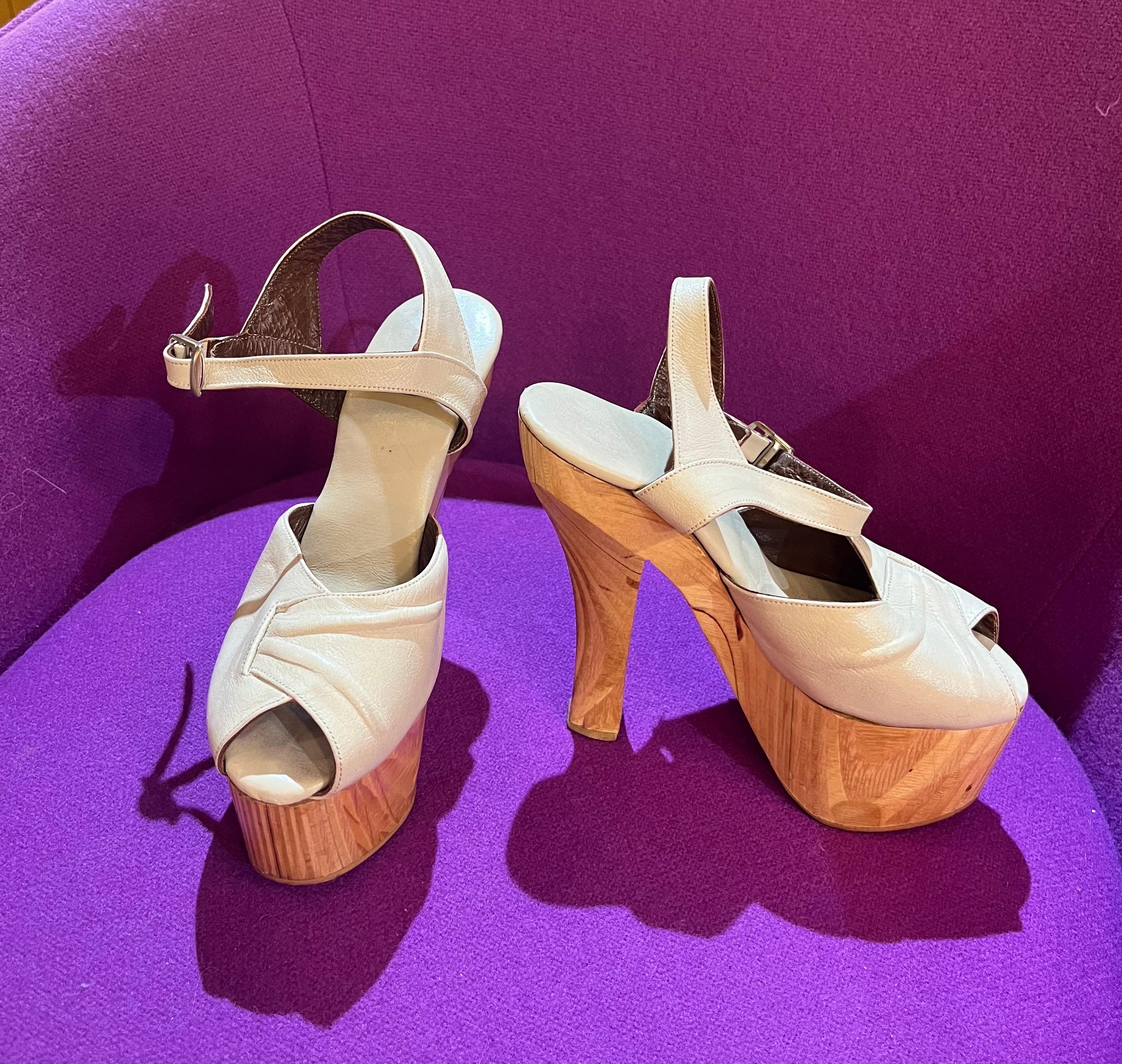 1970s Wooden and Leather Platform Disco Shoes  In Good Condition For Sale In Greenport, NY