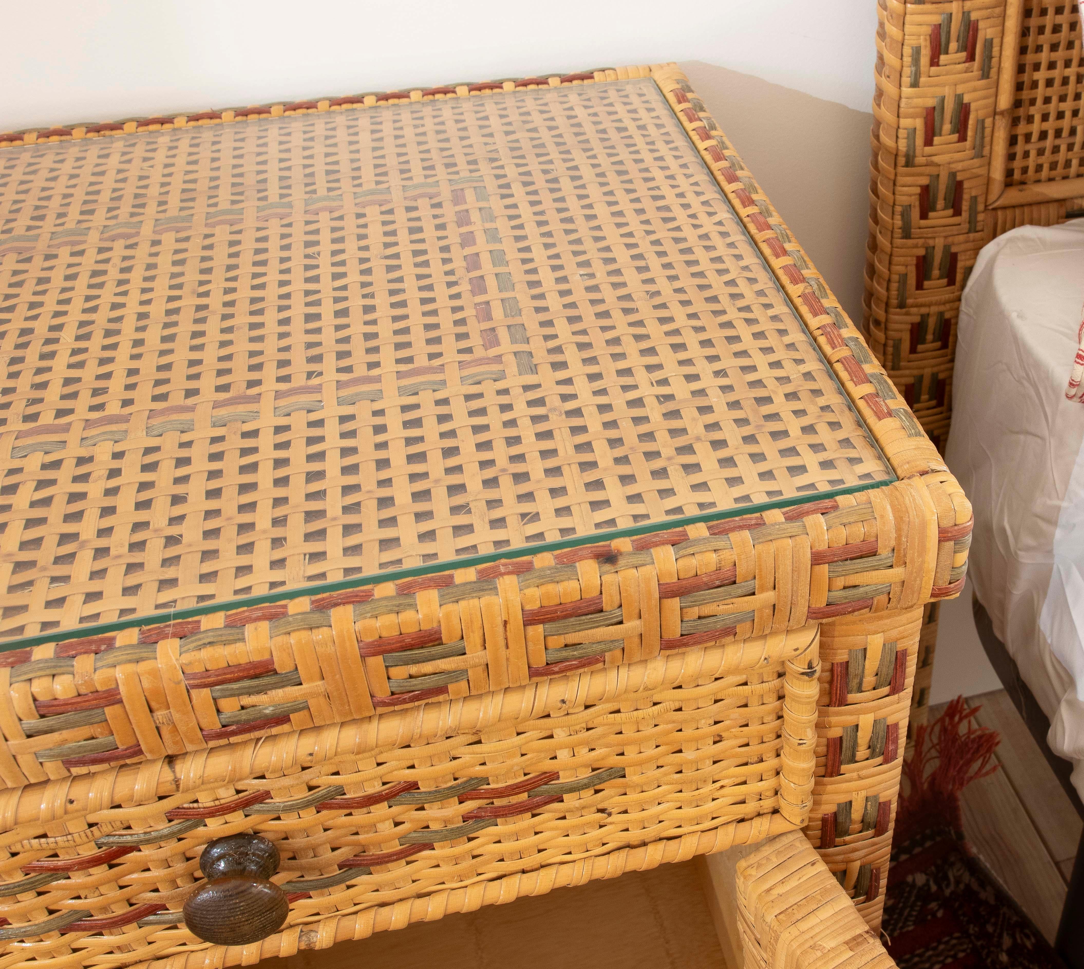 1970er Jahre Nachttisch aus Holz mit Weidengeflecht und drei Schubladen im Angebot 4