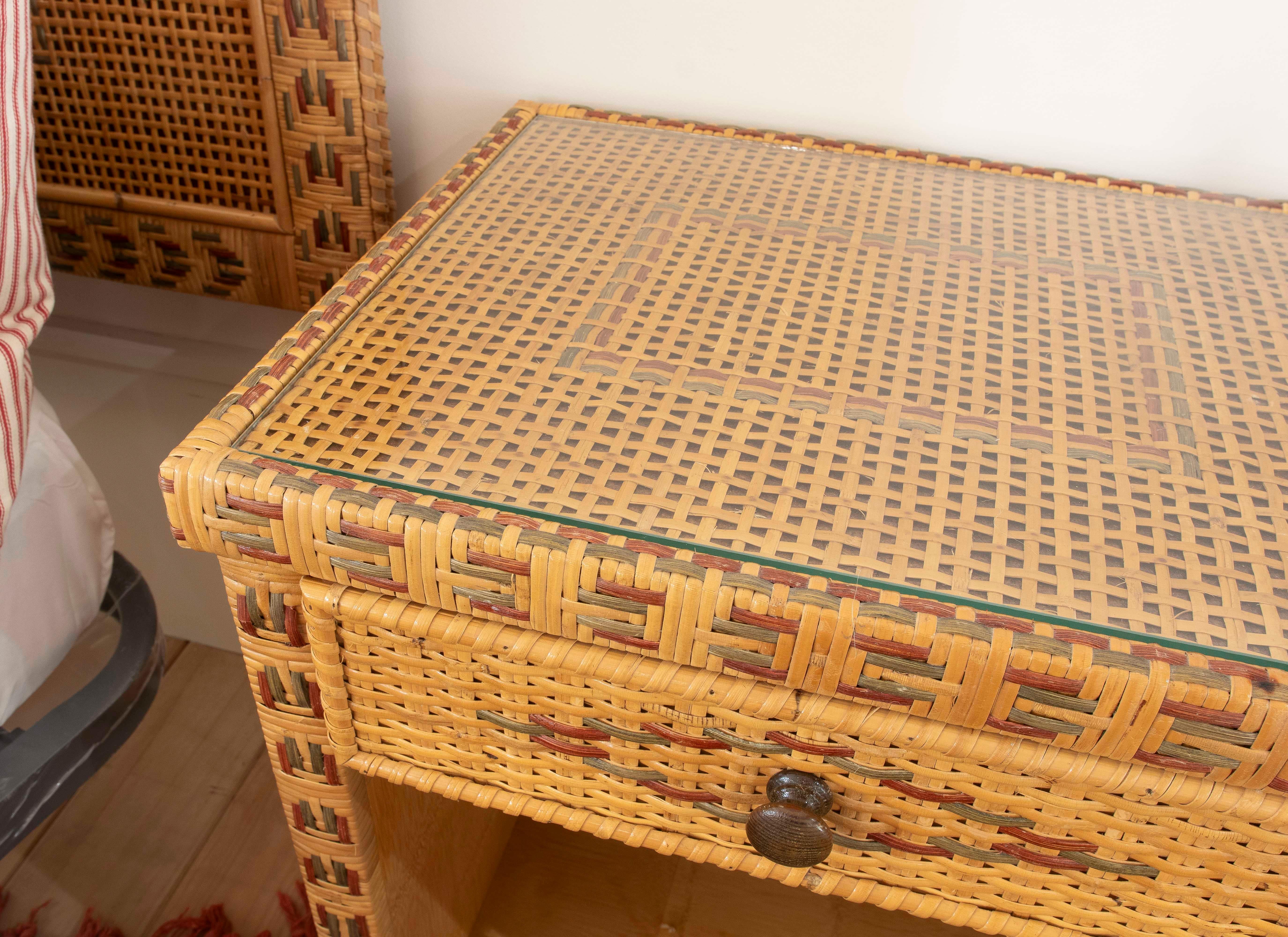 1970er Jahre Nachttisch aus Holz mit Weidengeflecht und drei Schubladen im Angebot 5
