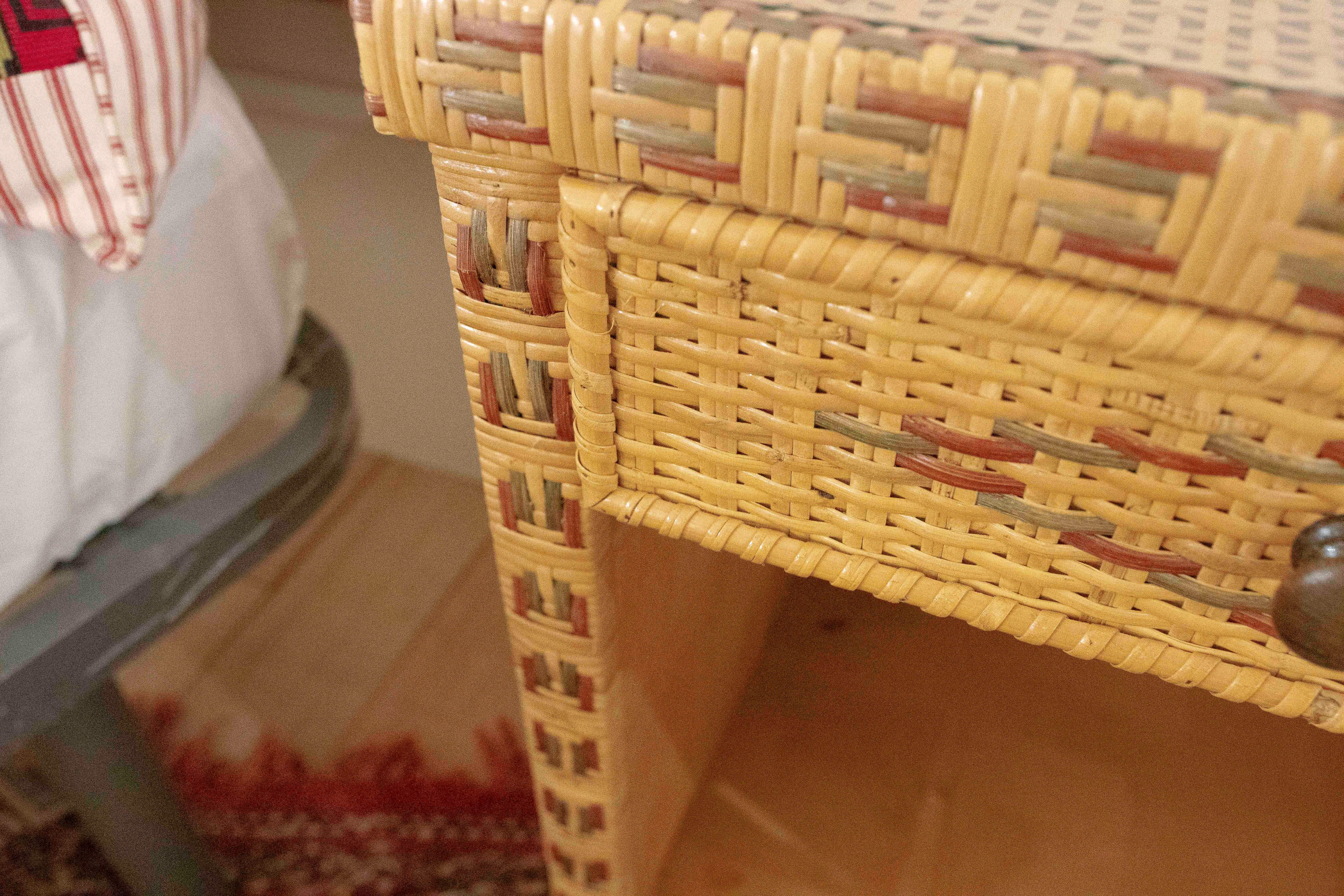 1970er Jahre Nachttisch aus Holz mit Weidengeflecht und drei Schubladen im Angebot 7