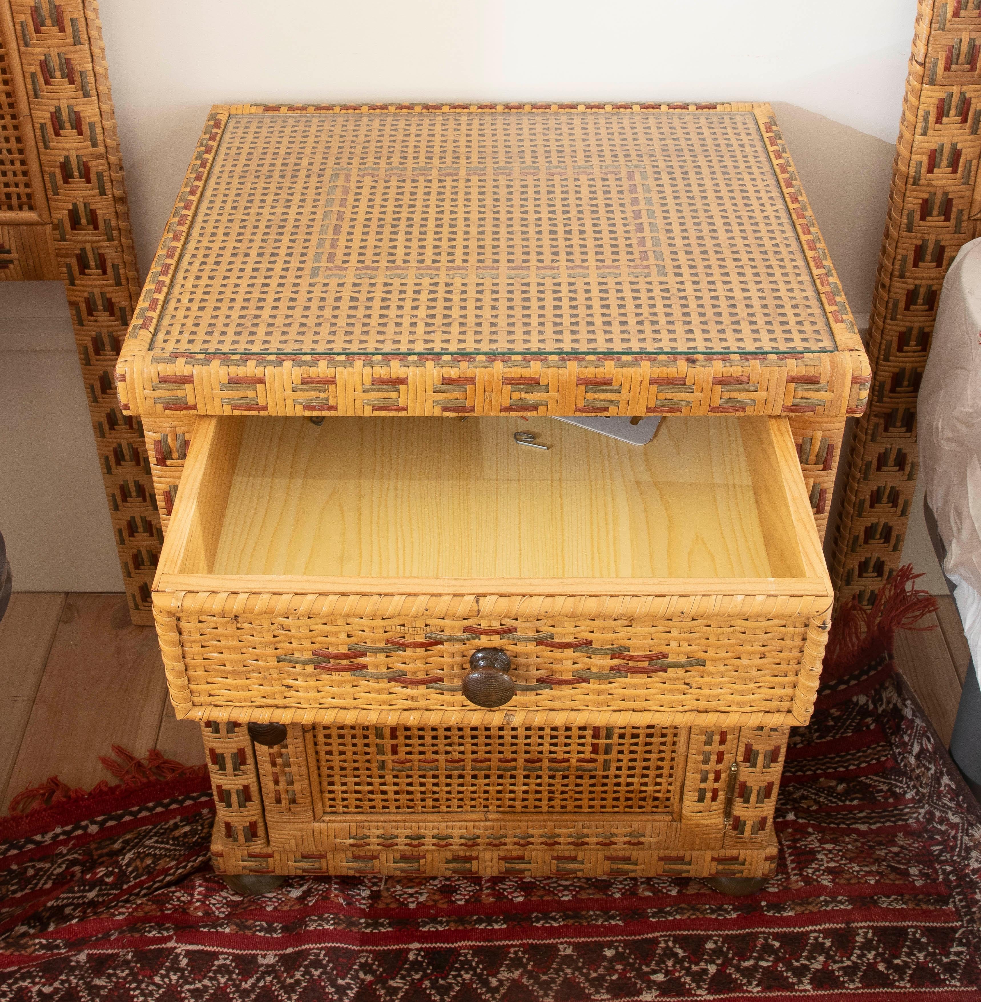 1970er Jahre Nachttisch aus Holz mit Weidengeflecht und drei Schubladen (Spanisch) im Angebot