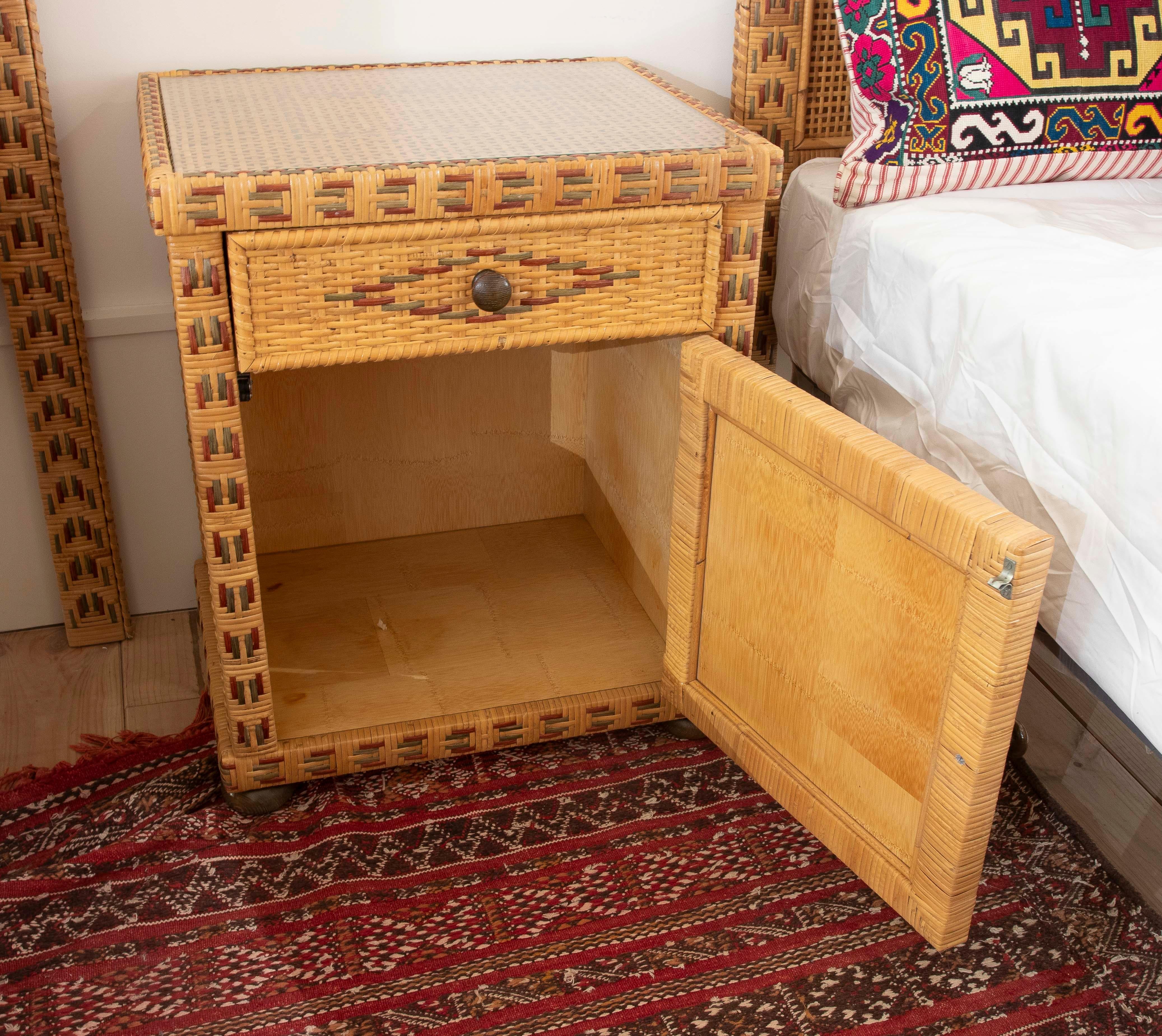 1970er Jahre Nachttisch aus Holz mit Weidengeflecht und drei Schubladen im Angebot 1